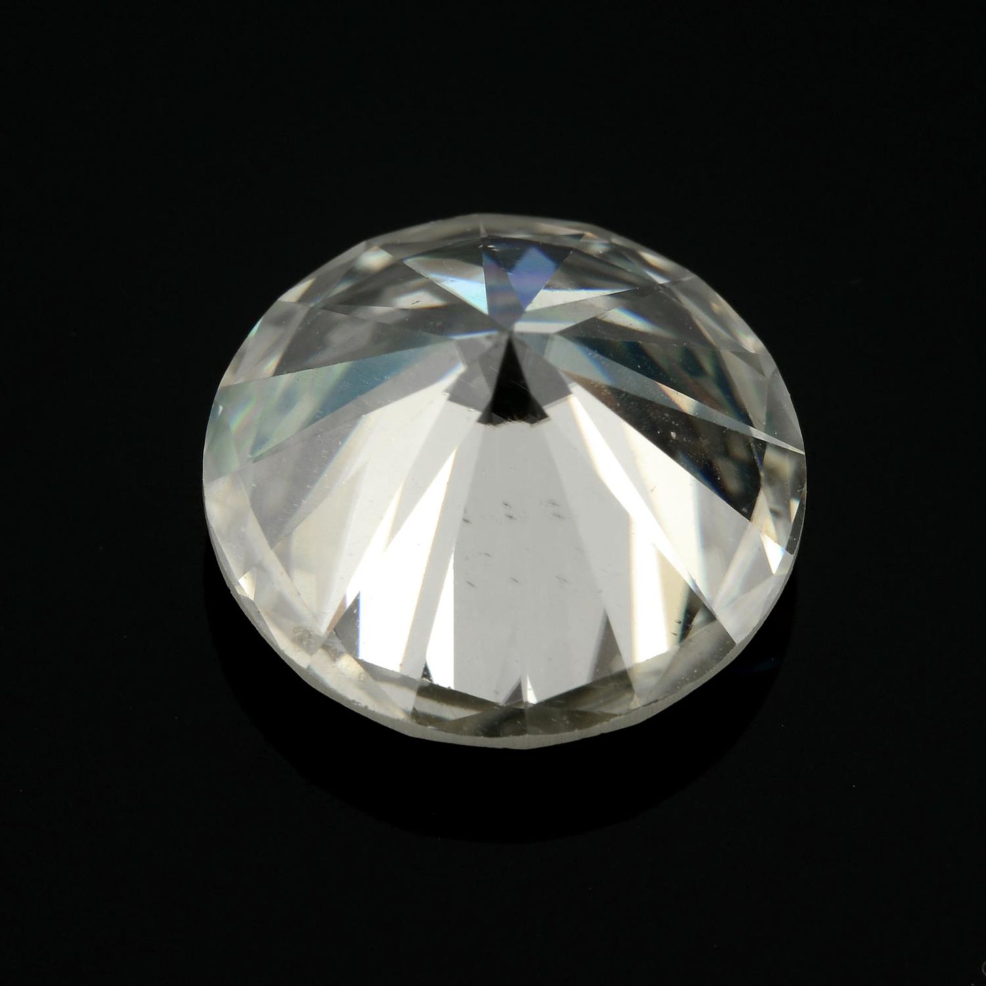 A circular-shape colourless synthetic moissanite weighing 4.42cts. - Bild 2 aus 2