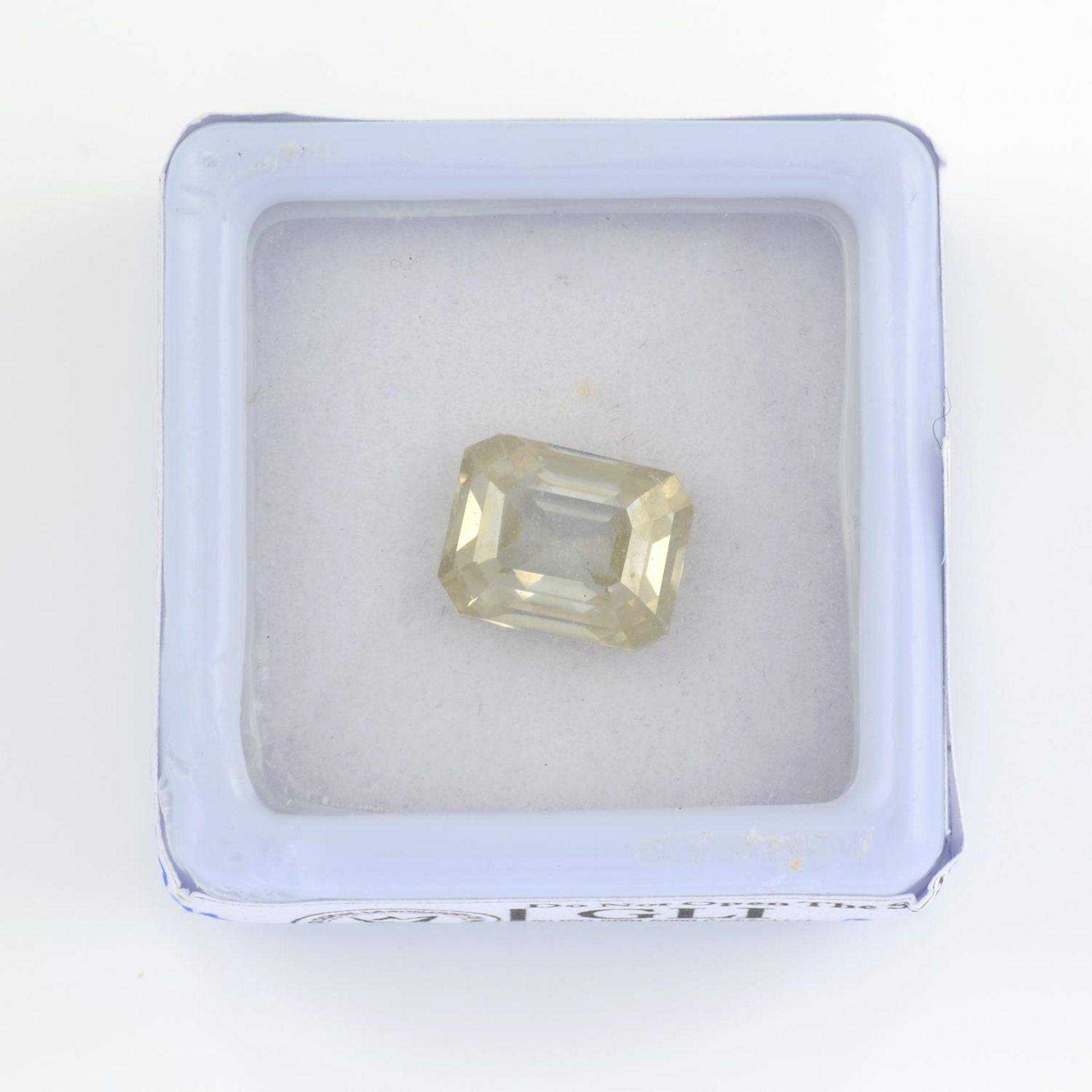 A rectangular-shape pale yellow synthetic moissanite, weighing 2.95cts. - Bild 2 aus 3