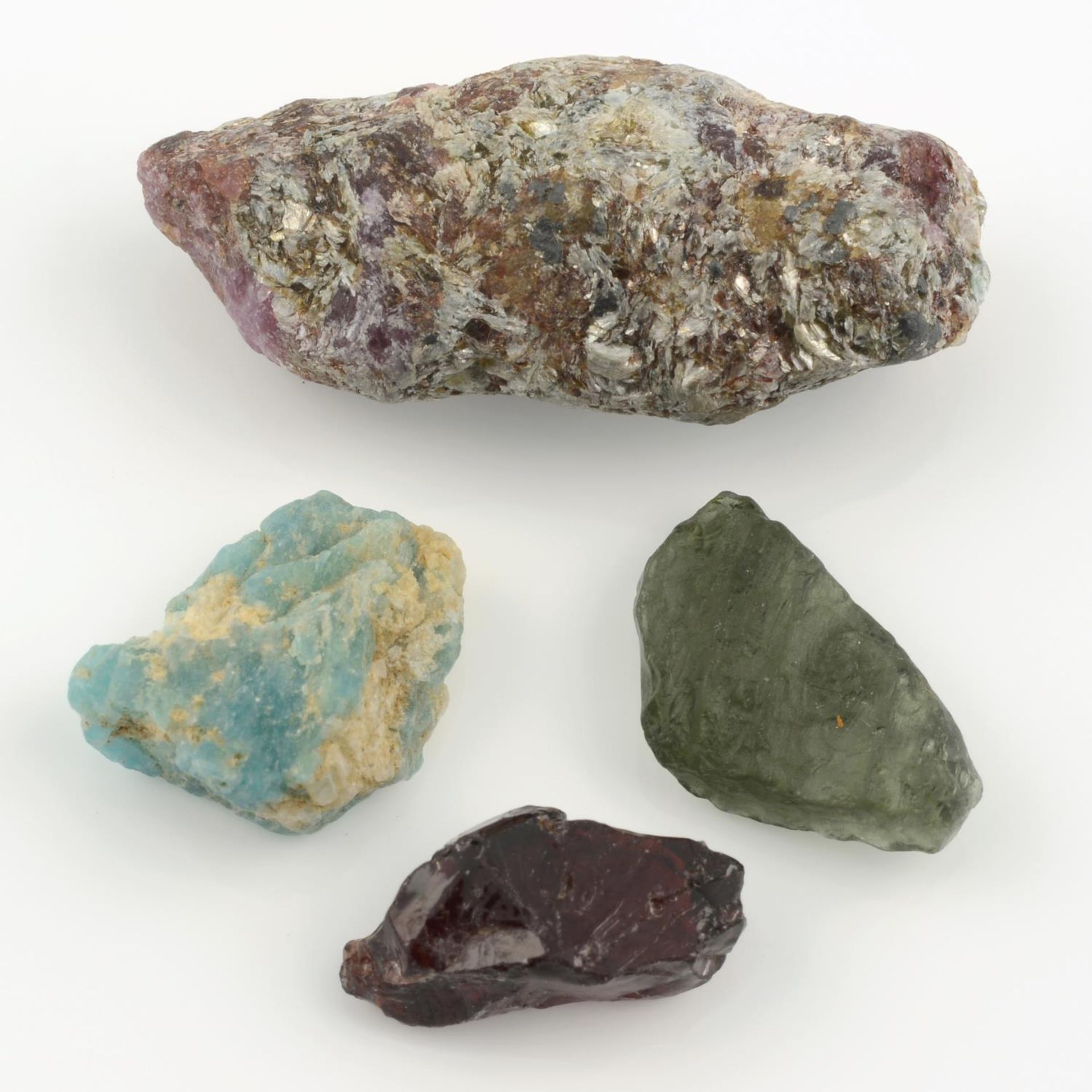 A selection of rough and faceted gemstones, weighing 168gms. - Bild 2 aus 3