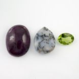 A selection of gemstones weighing 120cts, to include rubies, peridots, spinels and moss agate.