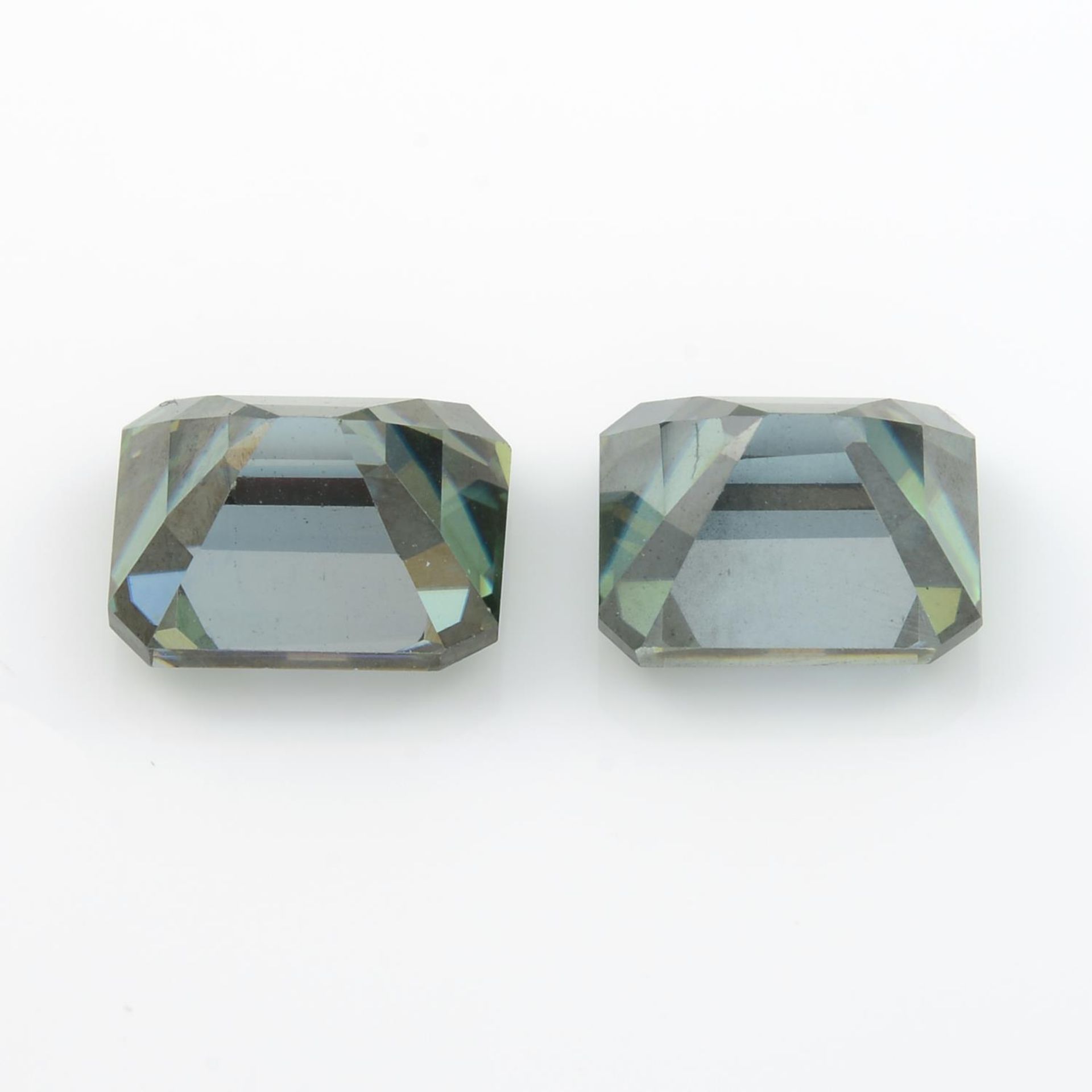 A pair of rectangular-shape synthetic moissanites, total weight 5.16cts. - Bild 2 aus 2