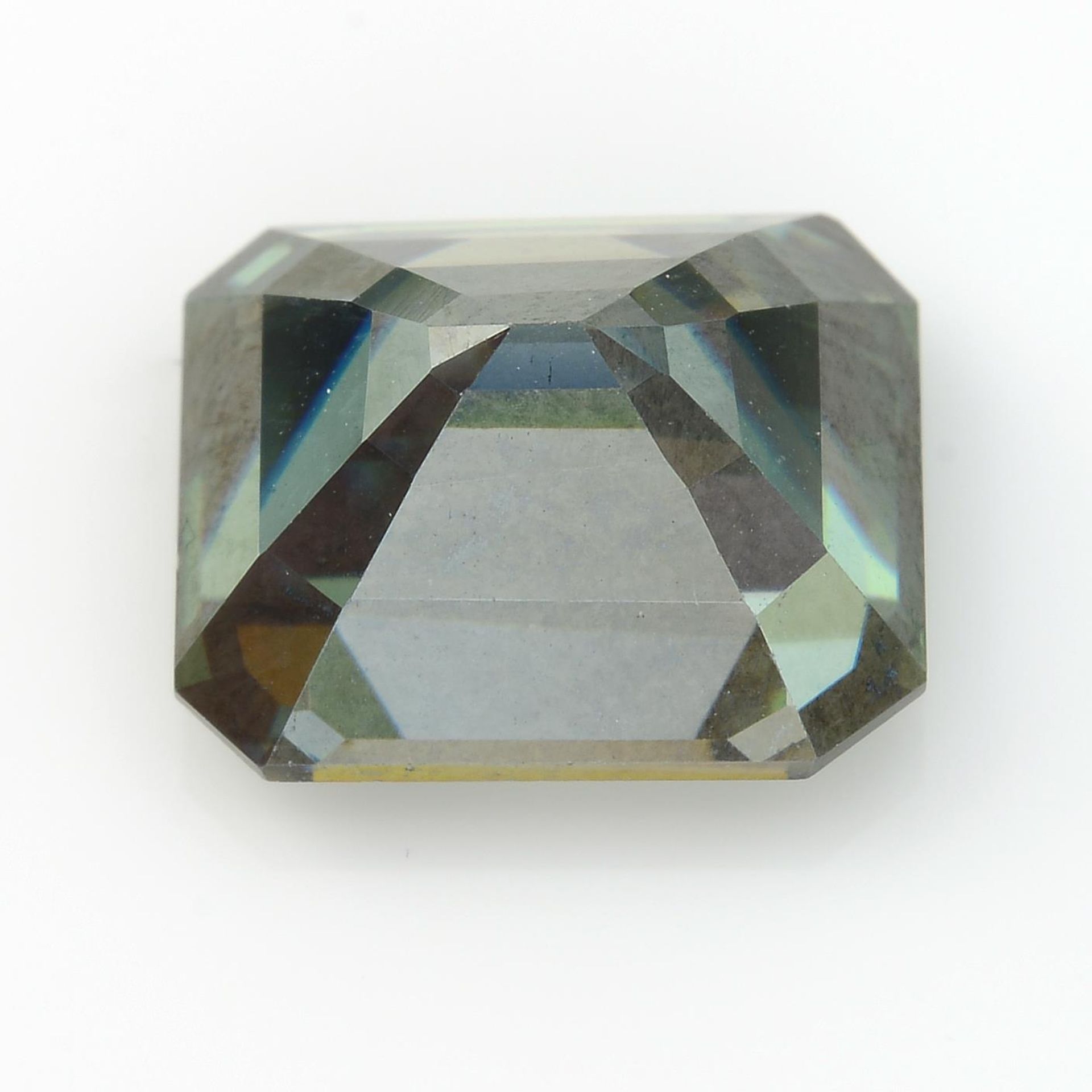 A rectangular-shape synthetic moissanite, weighing 5cts. - Bild 2 aus 2