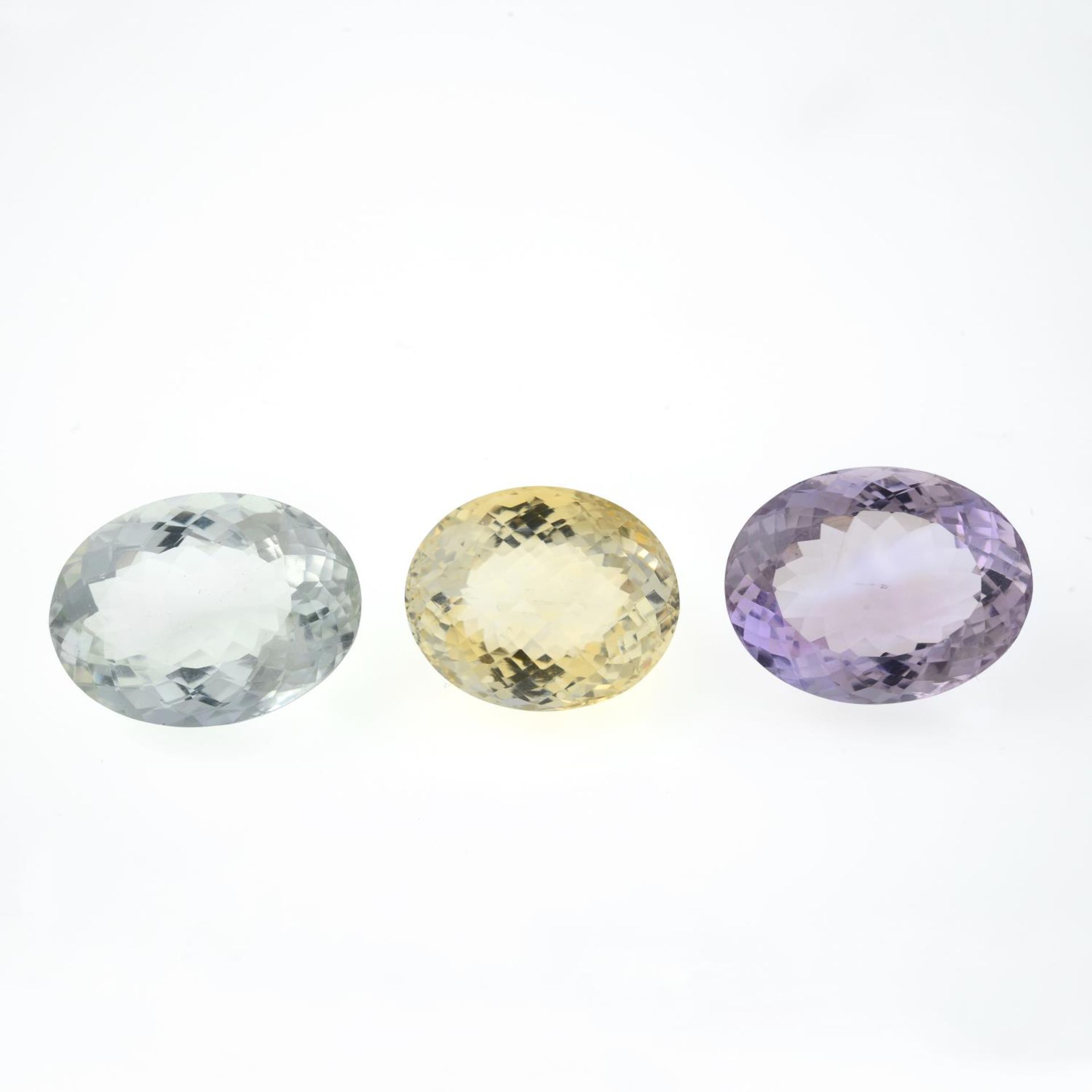 Eight quartzes, weighing 122.50cts, to include amethysts, citrines and green quartz.