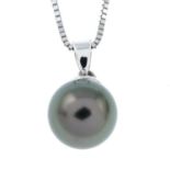 A black pearl pendant with chain, by Iliana.Signed Iliana.