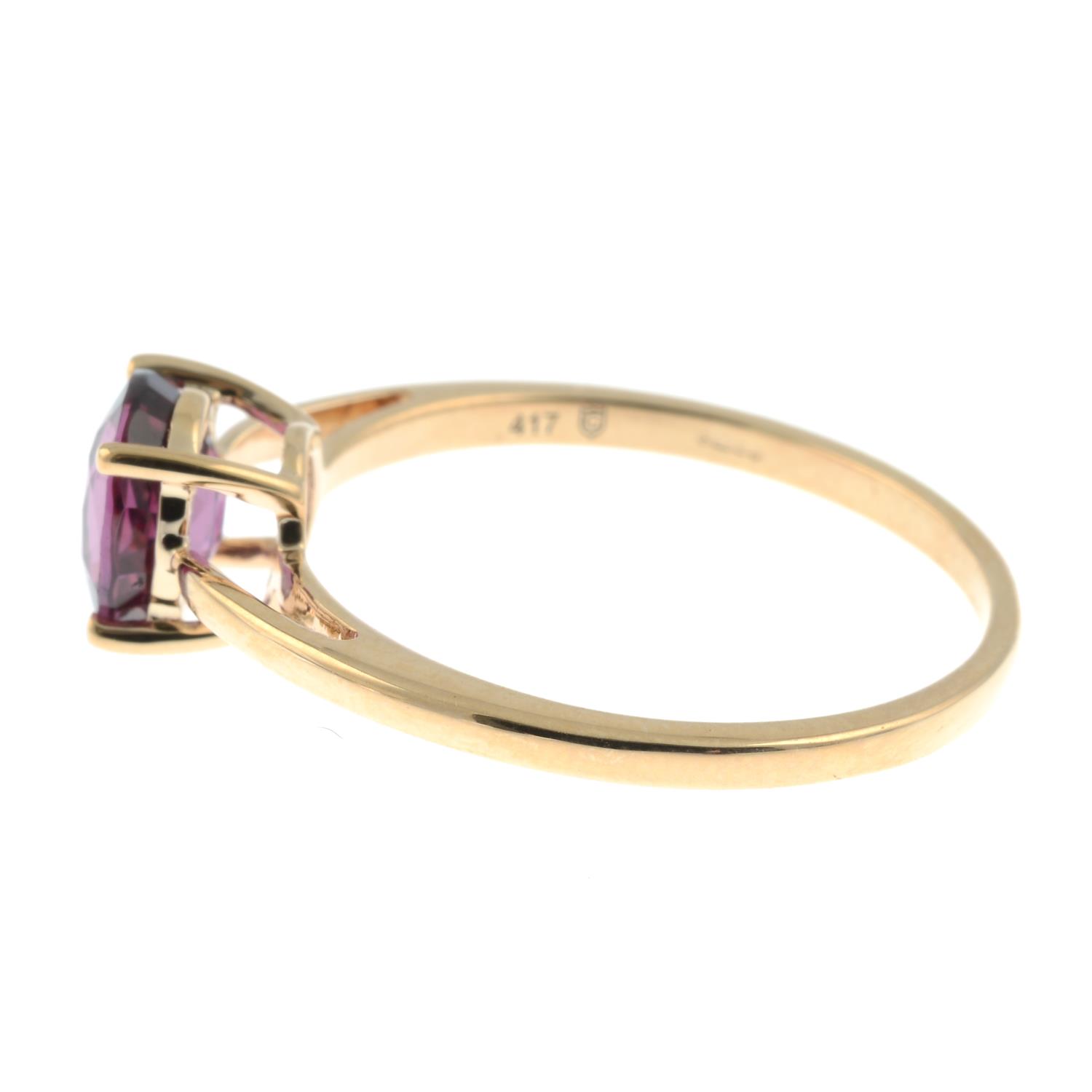 A 9ct gold garnet single-stone ring.Hallmarks for Birmingham.Ring size P. - Image 2 of 3