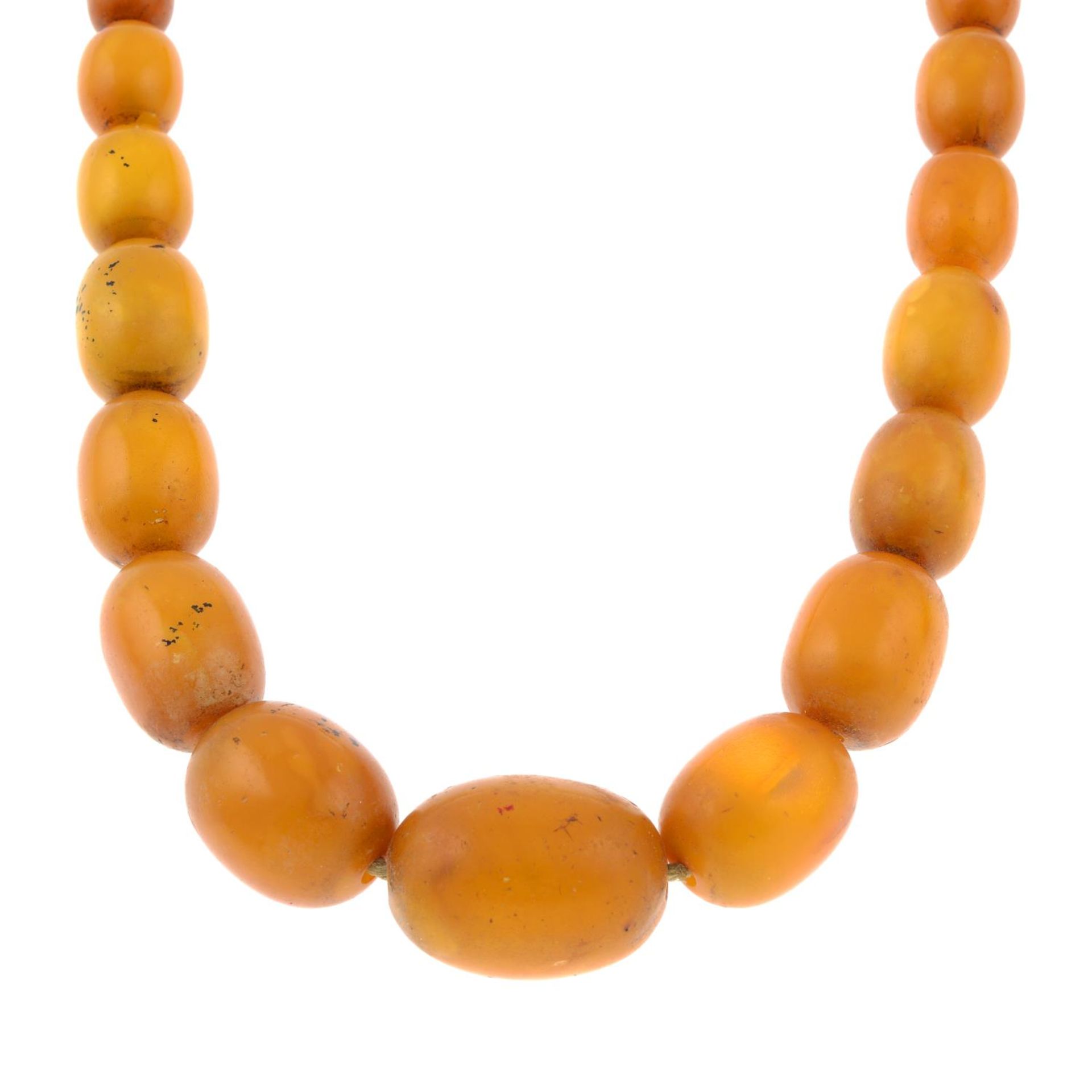 An amber bead necklace.Length 60cms.