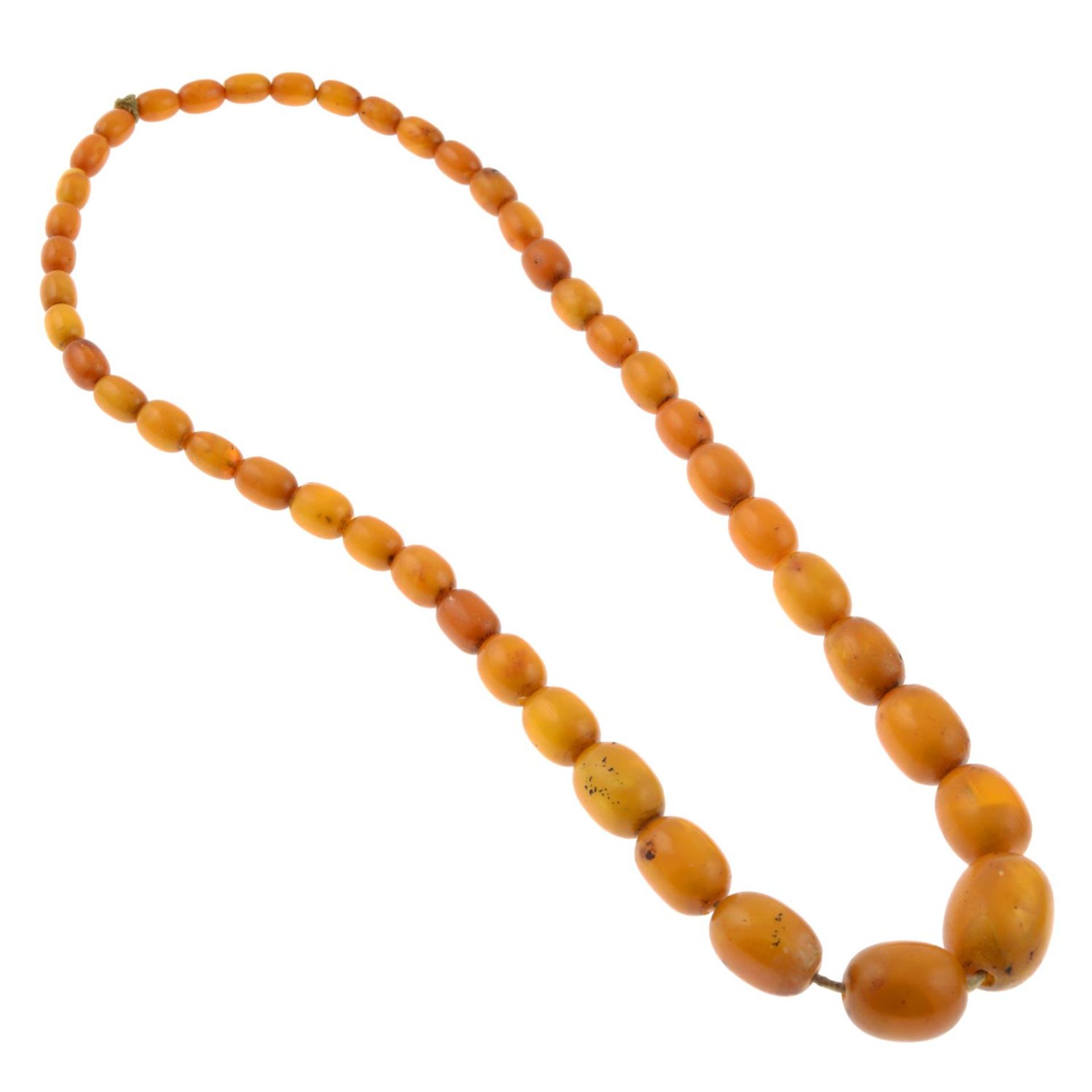 An amber bead necklace.Length 60cms. - Image 2 of 2