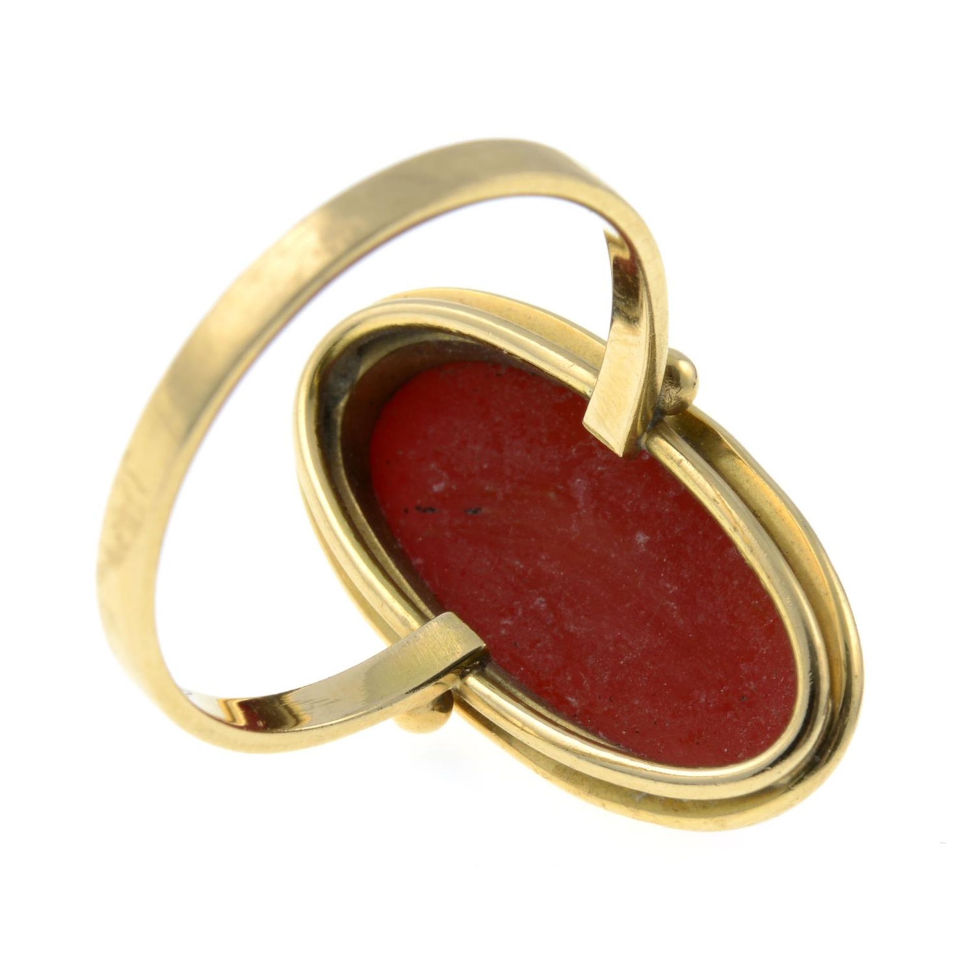 A coral single-stone ring.Stamped 750.Ring size O 1/2. - Image 3 of 3