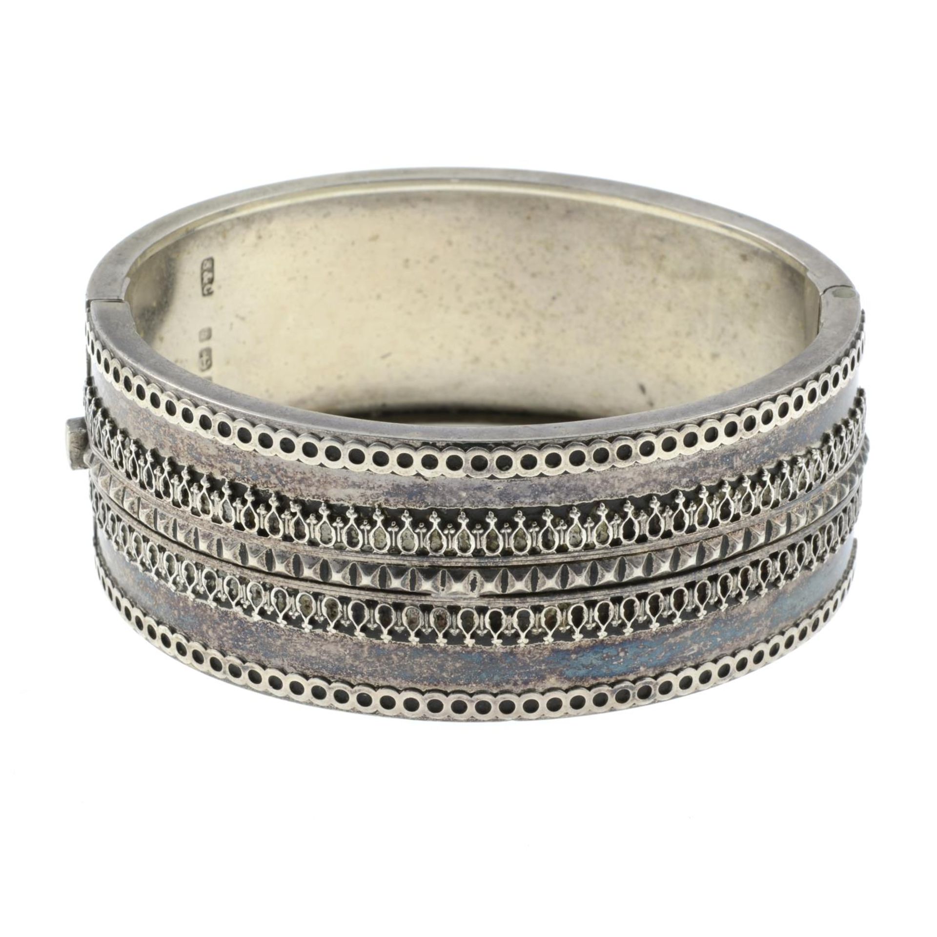 A Victorian silver bangle.Hallmarks for Birmingham, 1882.Inner diameter 5.5cms.