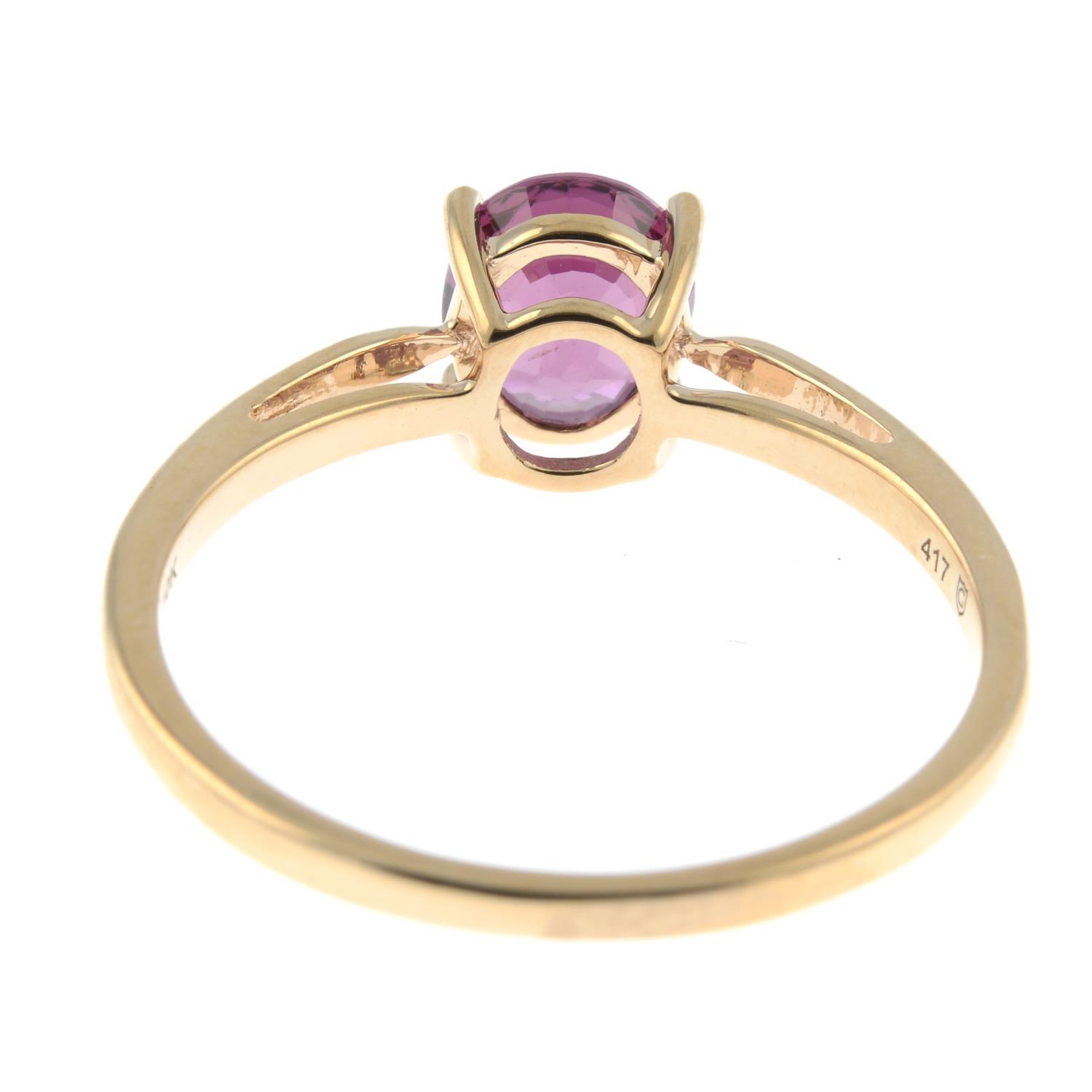 A 9ct gold garnet single-stone ring.Hallmarks for Birmingham.Ring size P. - Image 3 of 3