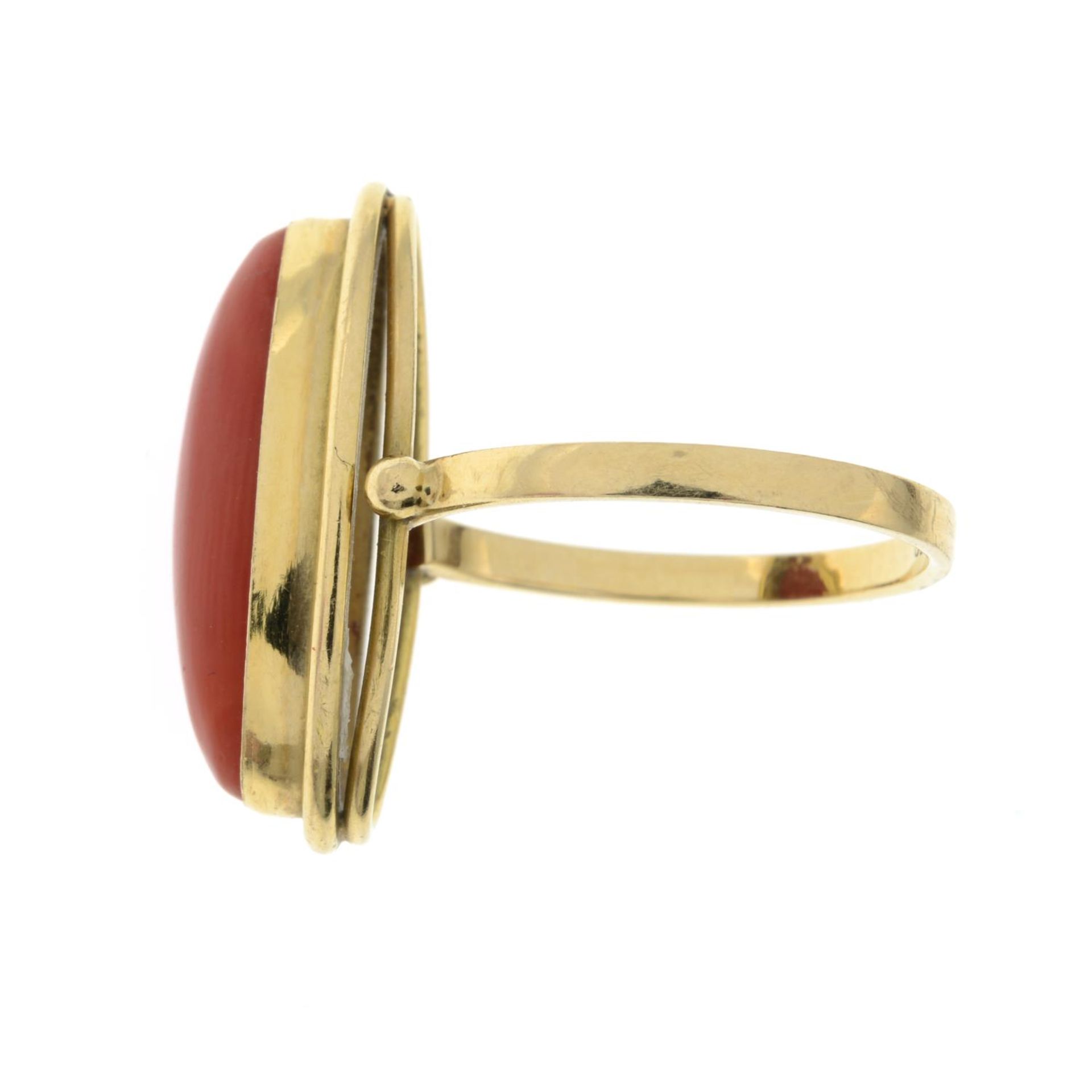 A coral single-stone ring.Stamped 750.Ring size O 1/2. - Image 2 of 3