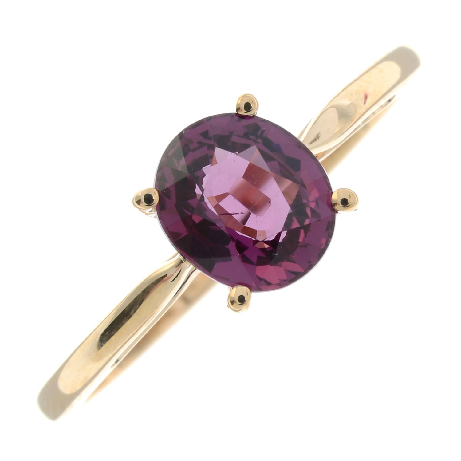 A 9ct gold garnet single-stone ring.Hallmarks for Birmingham.Ring size P.