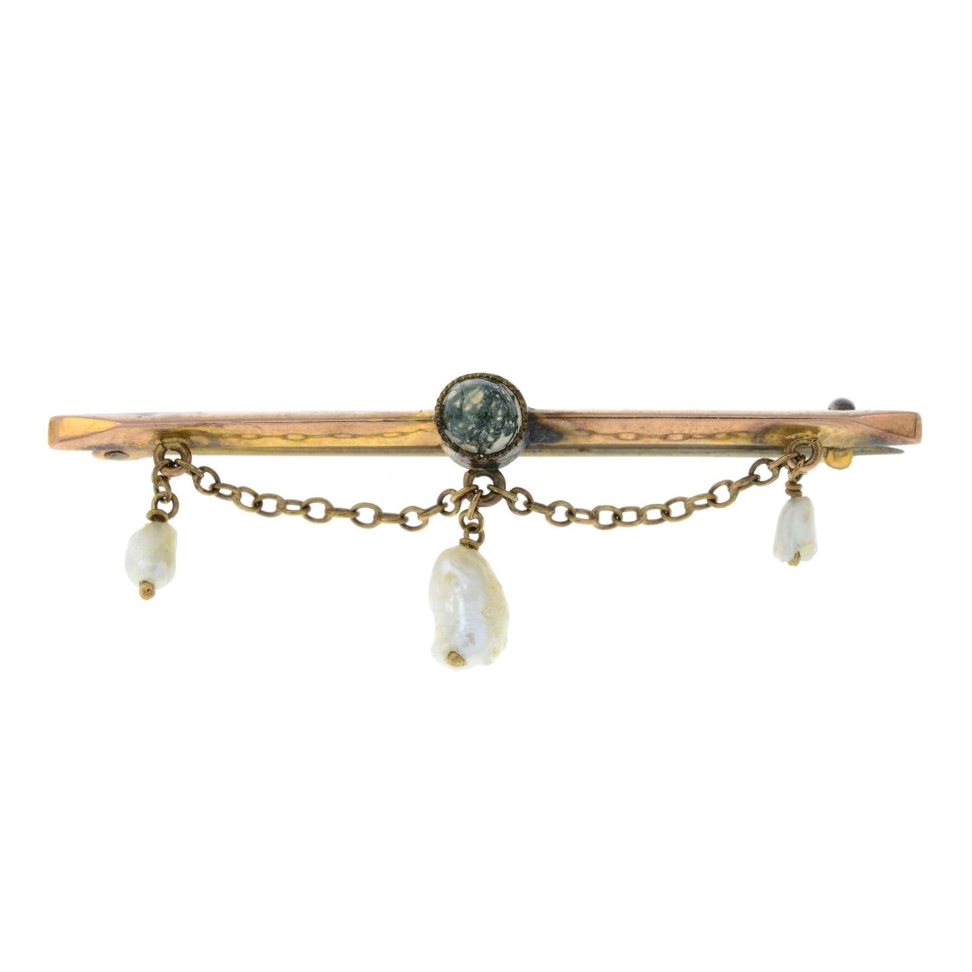 A 9ct gold moss agate bar brooch with suspended seed pearls.Stamped 9ct.Length 4.4gms.