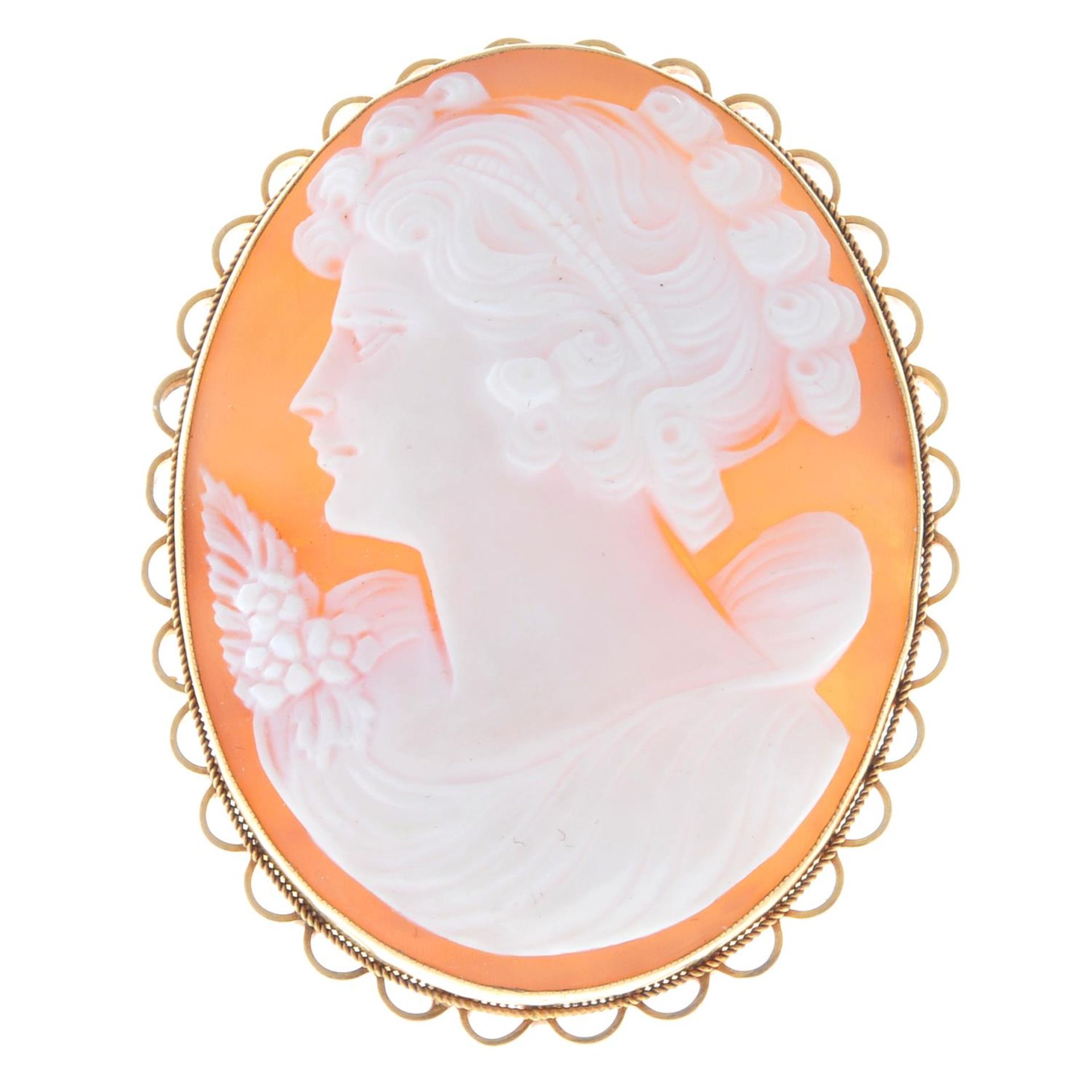 A 9ct gold cameo brooch.May be worn as a pendant.Hallmarks for Birmingham.Length 5.4cms.