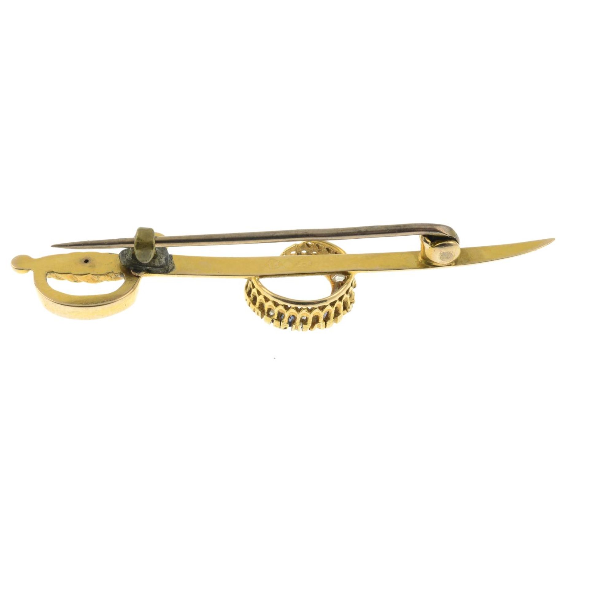 An early 20th century 15ct gold sabre sword brooch, - Bild 2 aus 2