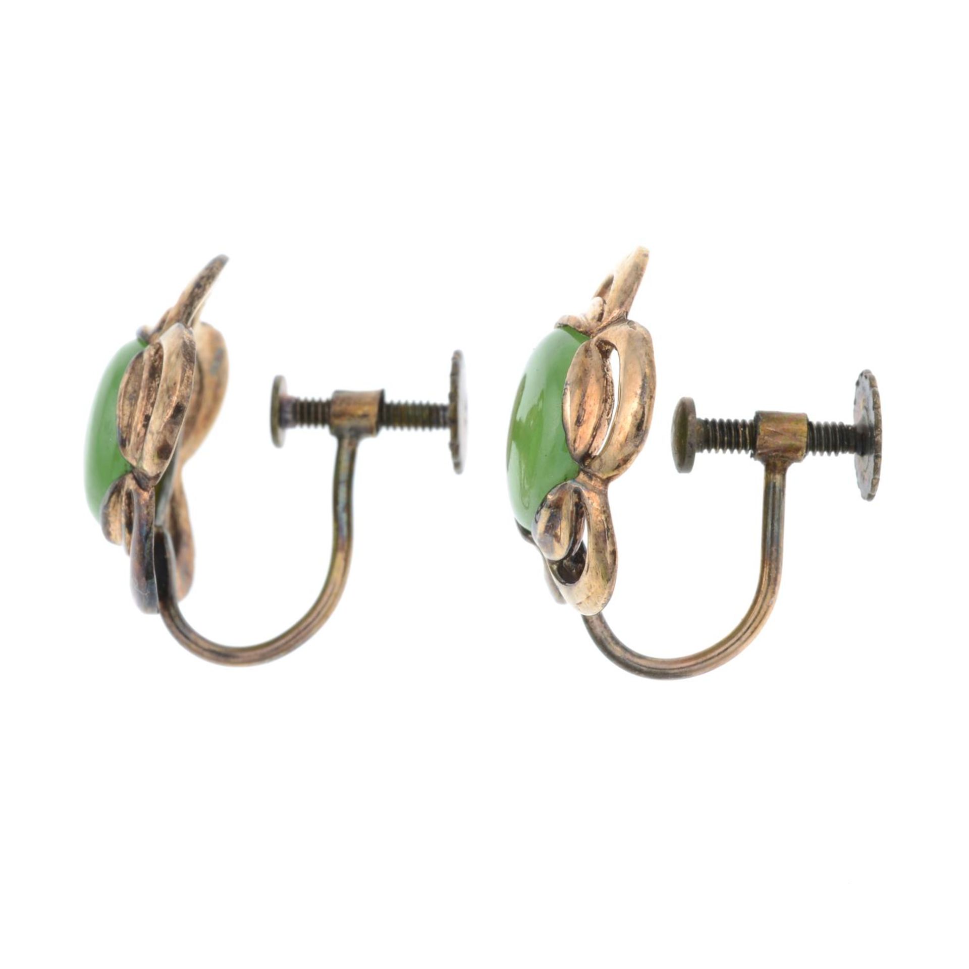 A jade brooch and a pair of jade earrings. - Image 3 of 5