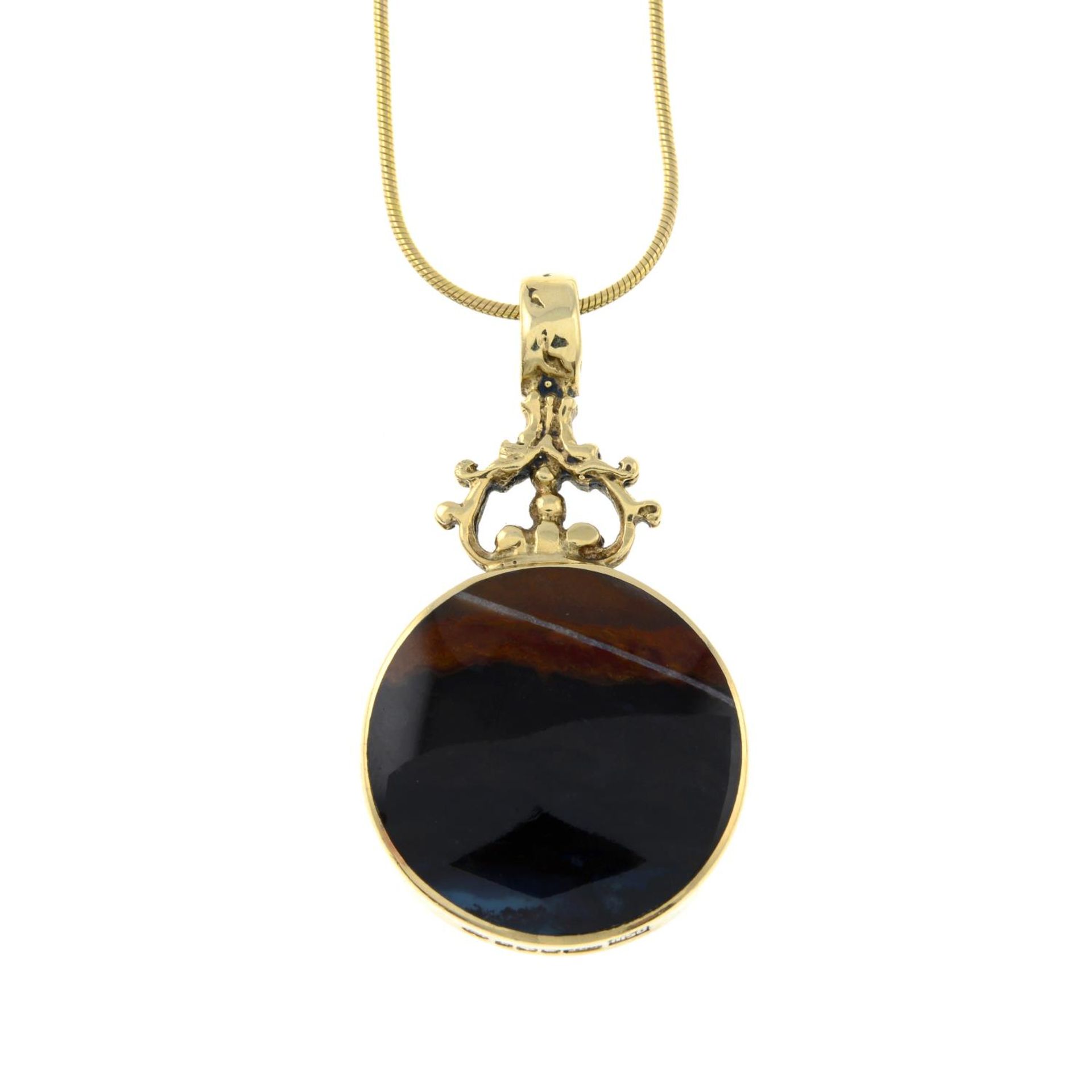 A 9ct gold agate pendant, with chain. - Image 2 of 3