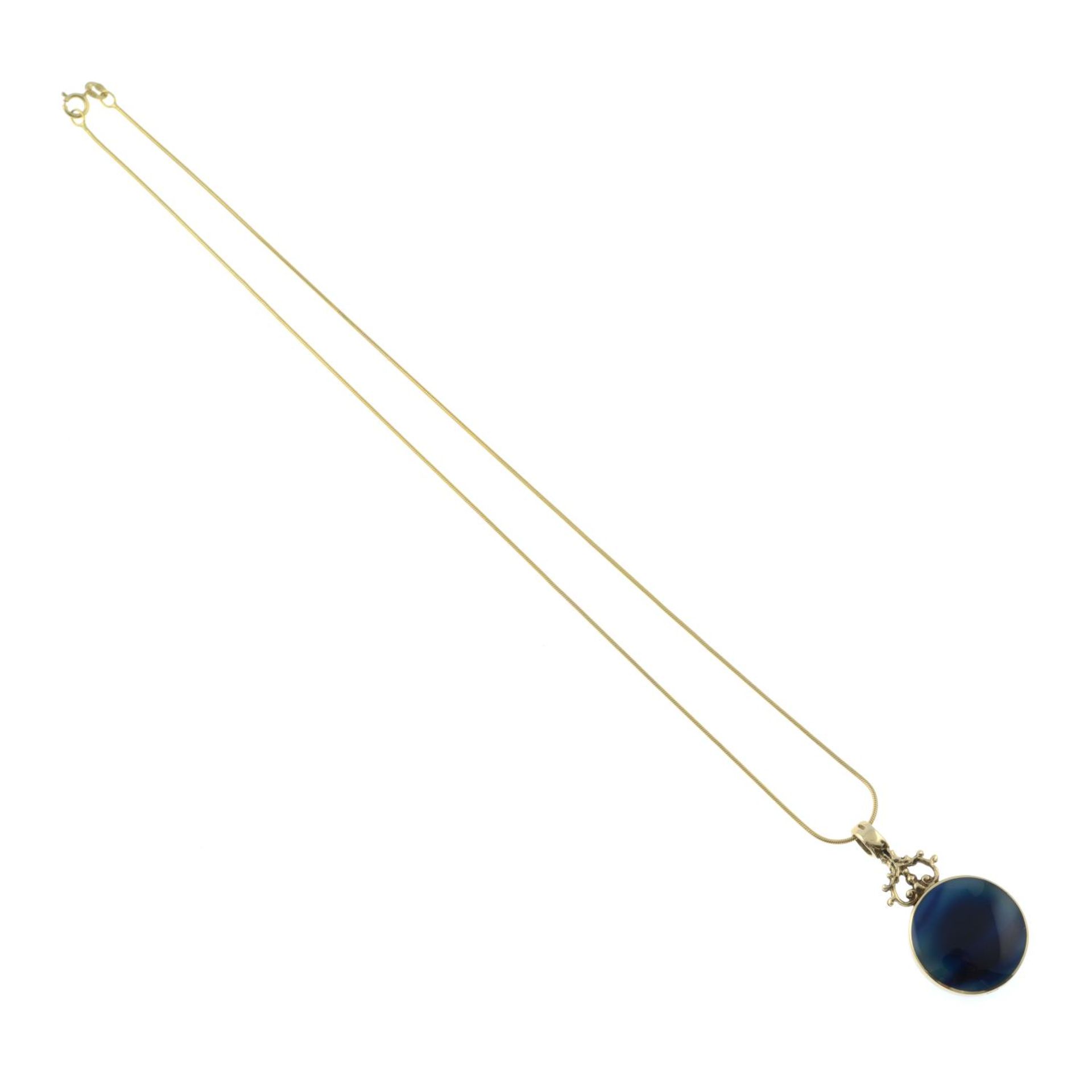 A 9ct gold agate pendant, with chain. - Image 3 of 3