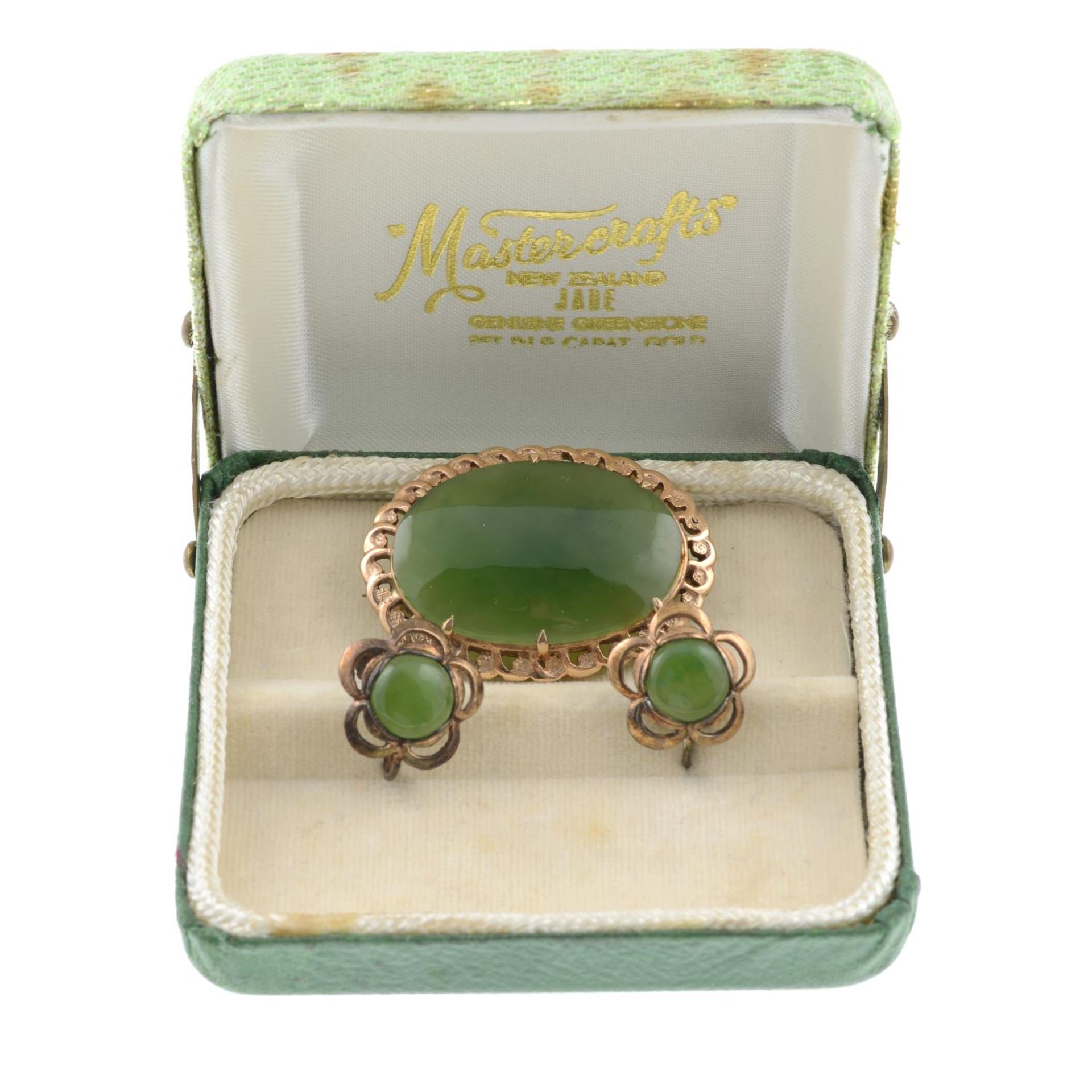 A jade brooch and a pair of jade earrings. - Image 4 of 5