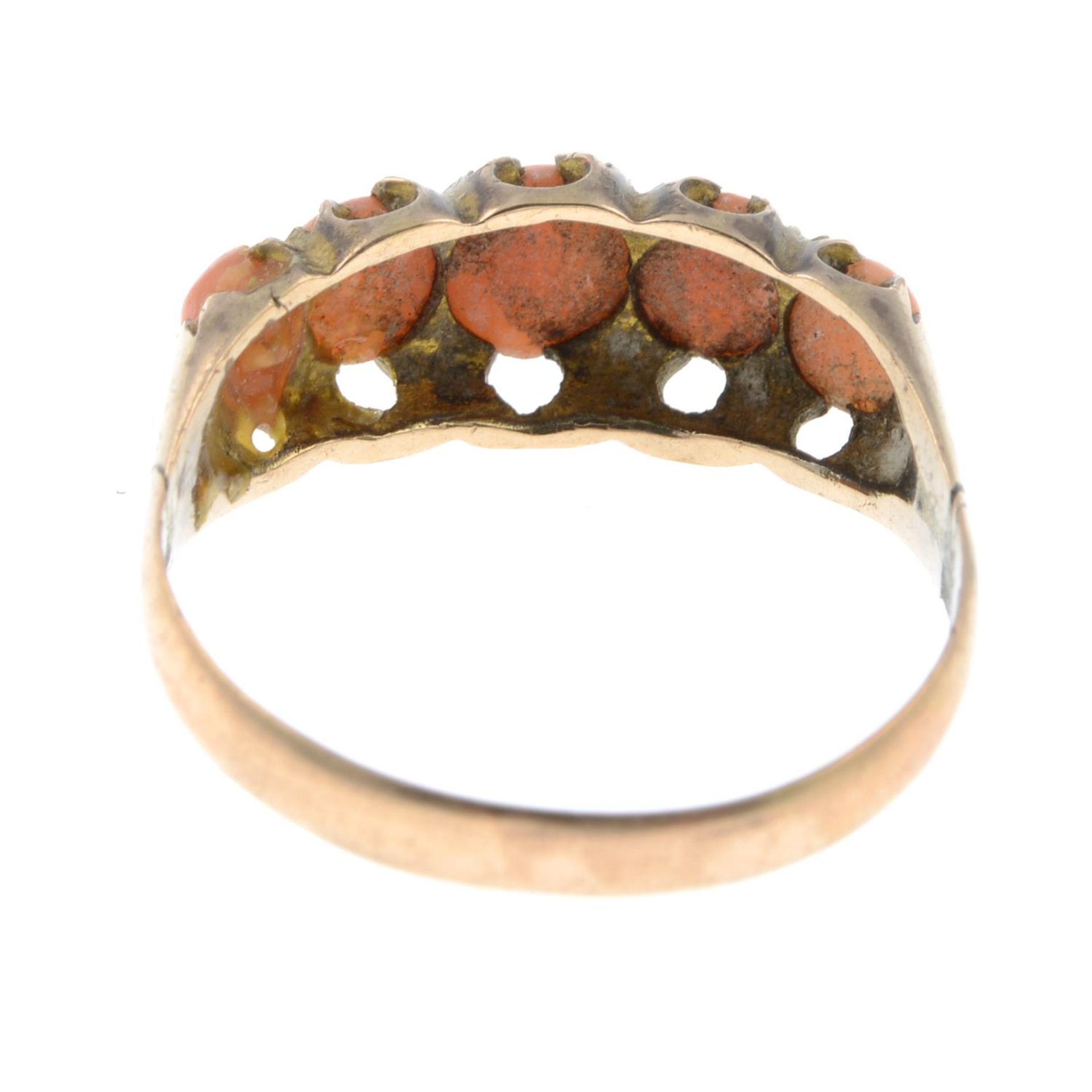 A late Victorian 9ct gold coral five-stone ring. - Bild 3 aus 3