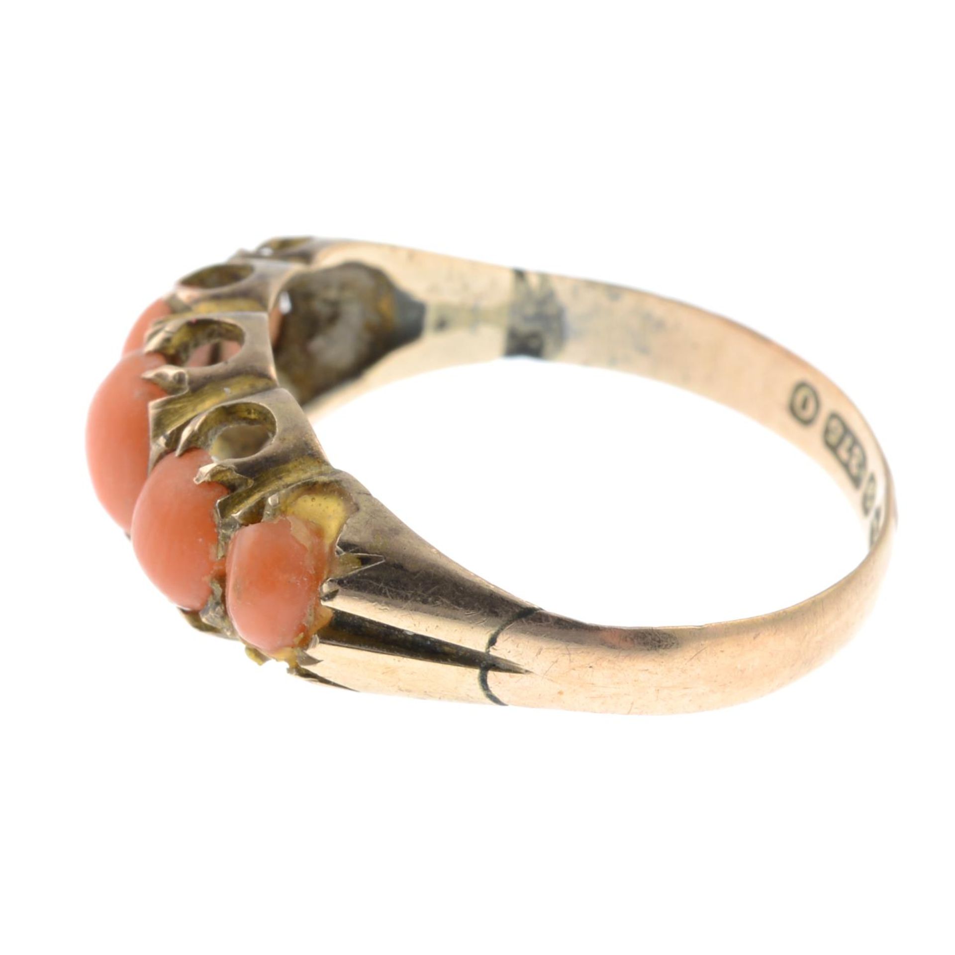 A late Victorian 9ct gold coral five-stone ring. - Bild 2 aus 3