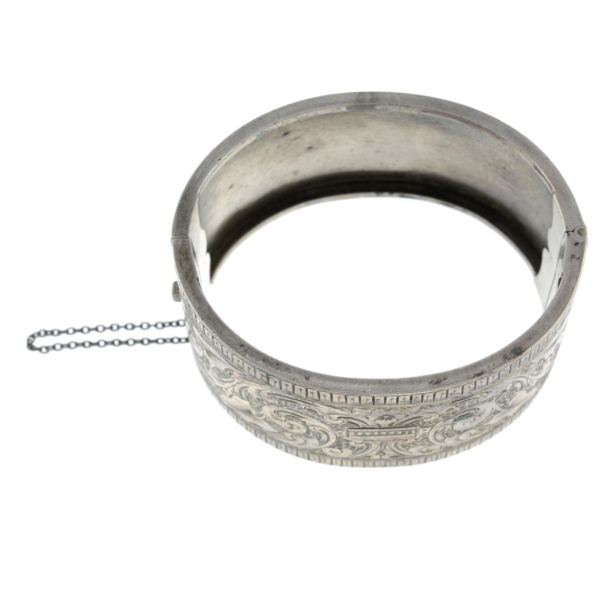 A late Victorian engraved hinge bangle.Inner diameter 5.7cms. - Bild 3 aus 3