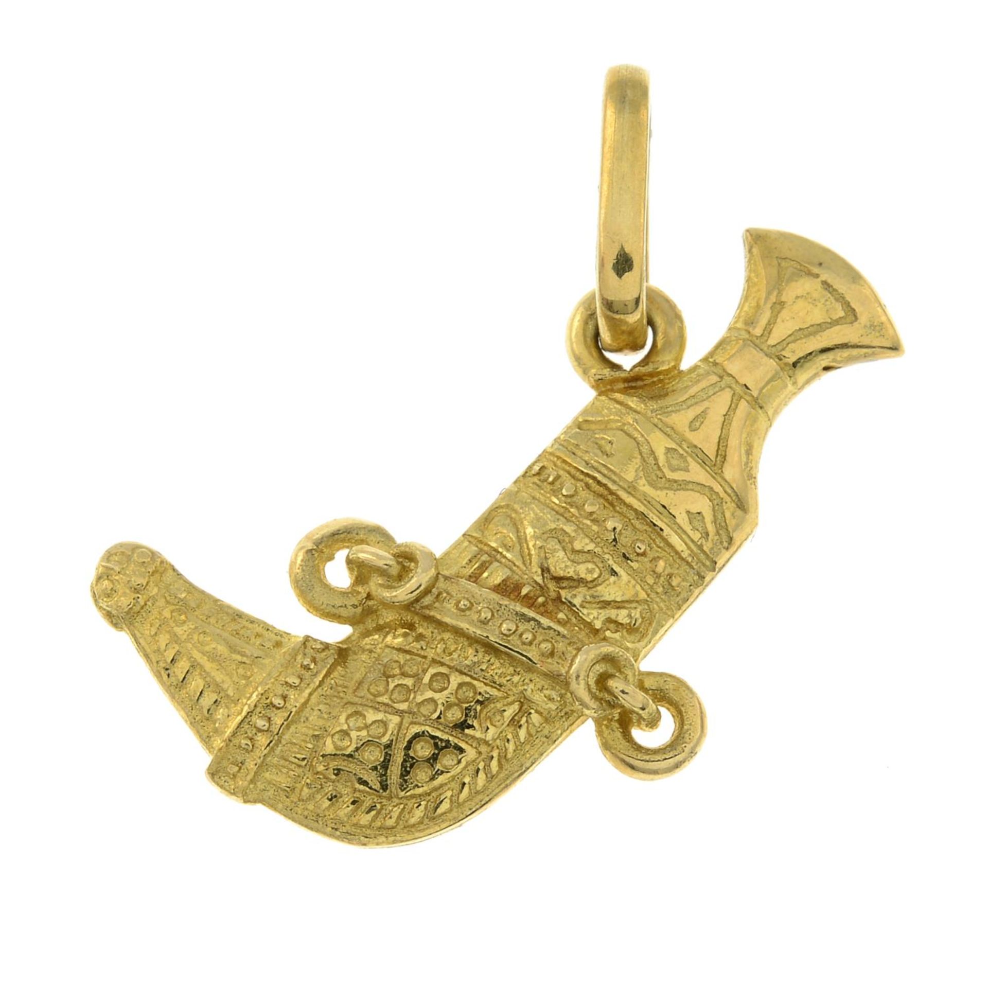 A jambalaya dagger pendant.Stamped 18K.Length 2.2cms.