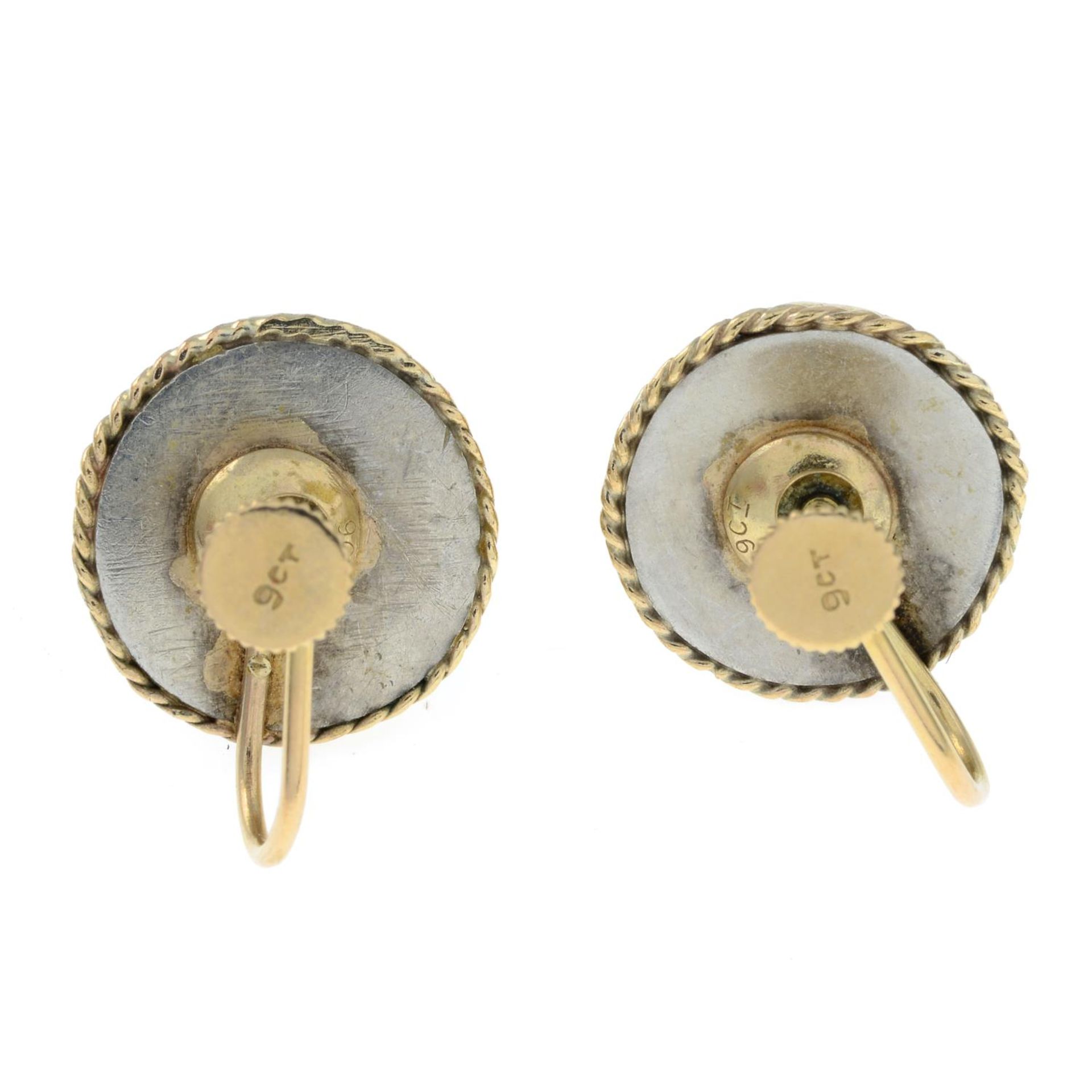 A pair of early 20th century 9ct gold agate earrings.Stamped 9ct.Length 1.9cms. - Bild 3 aus 3