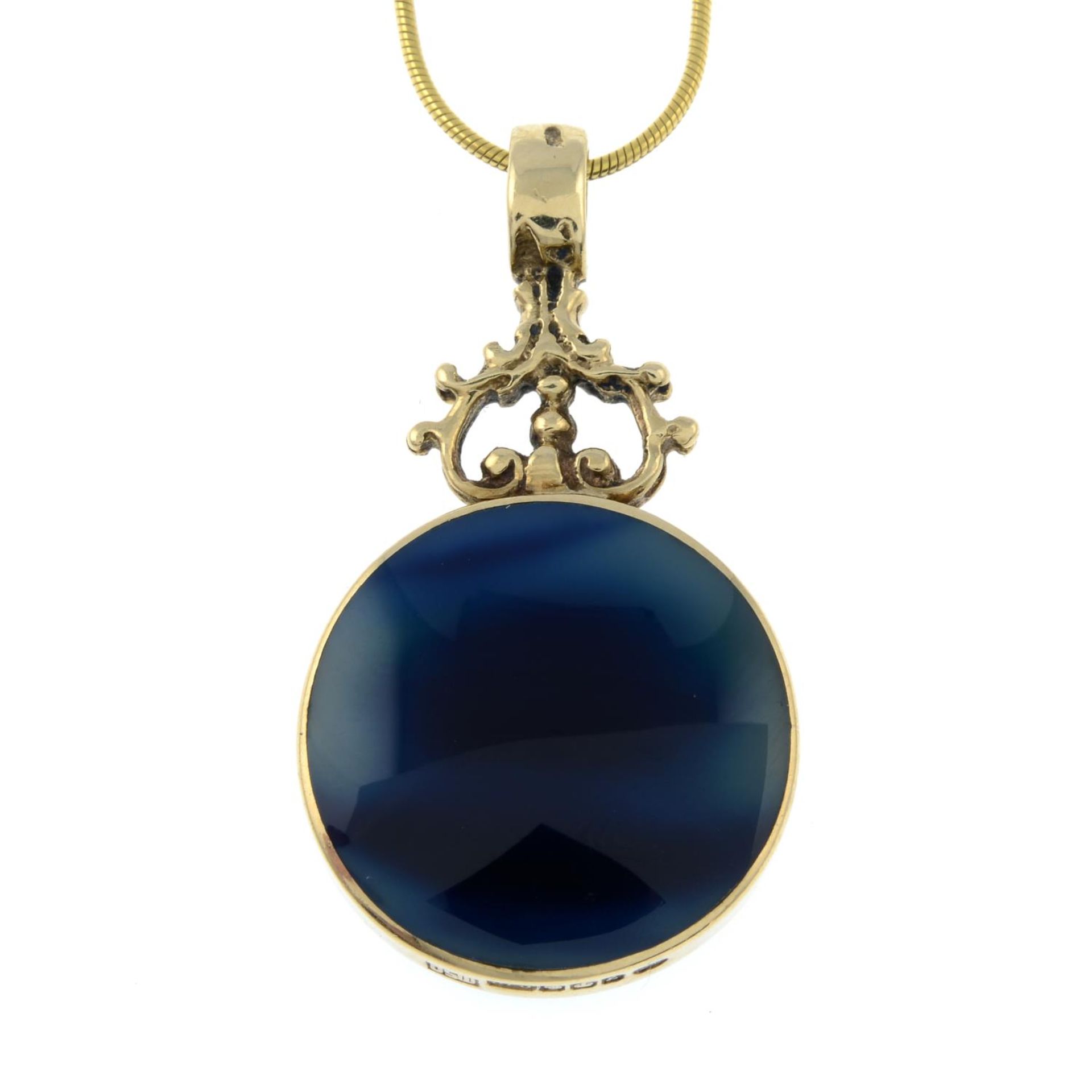A 9ct gold agate pendant, with chain.