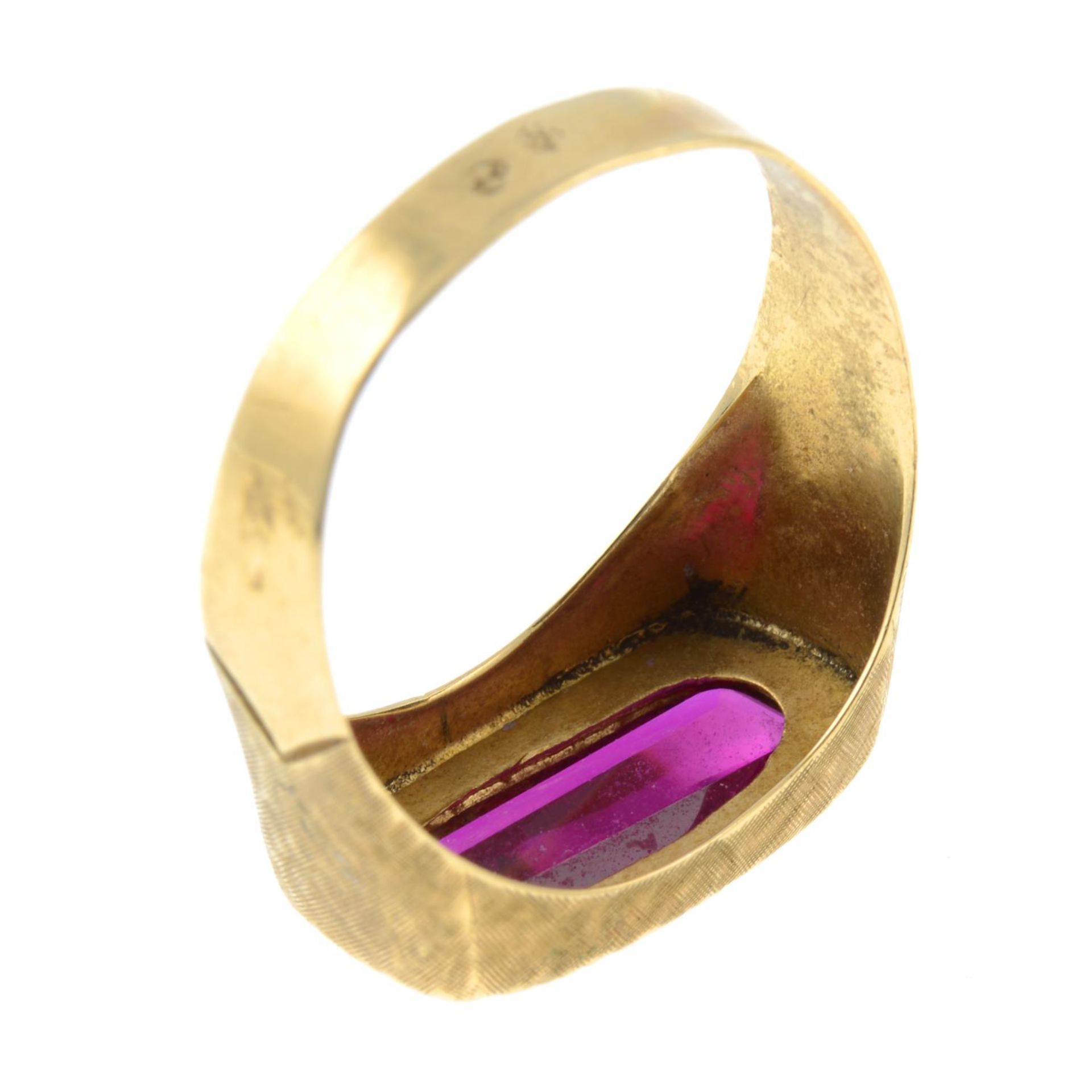 A synthetic ruby dress ring. - Bild 3 aus 3