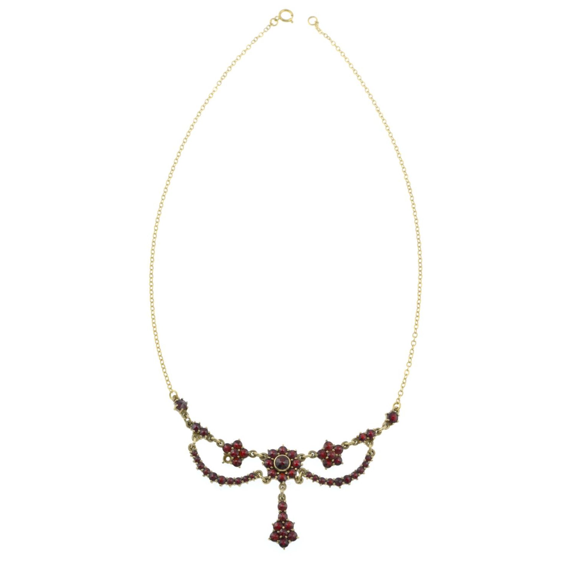 A bohemian garnet floral necklace.Stamped 9ct.Length 42cms. - Bild 2 aus 3