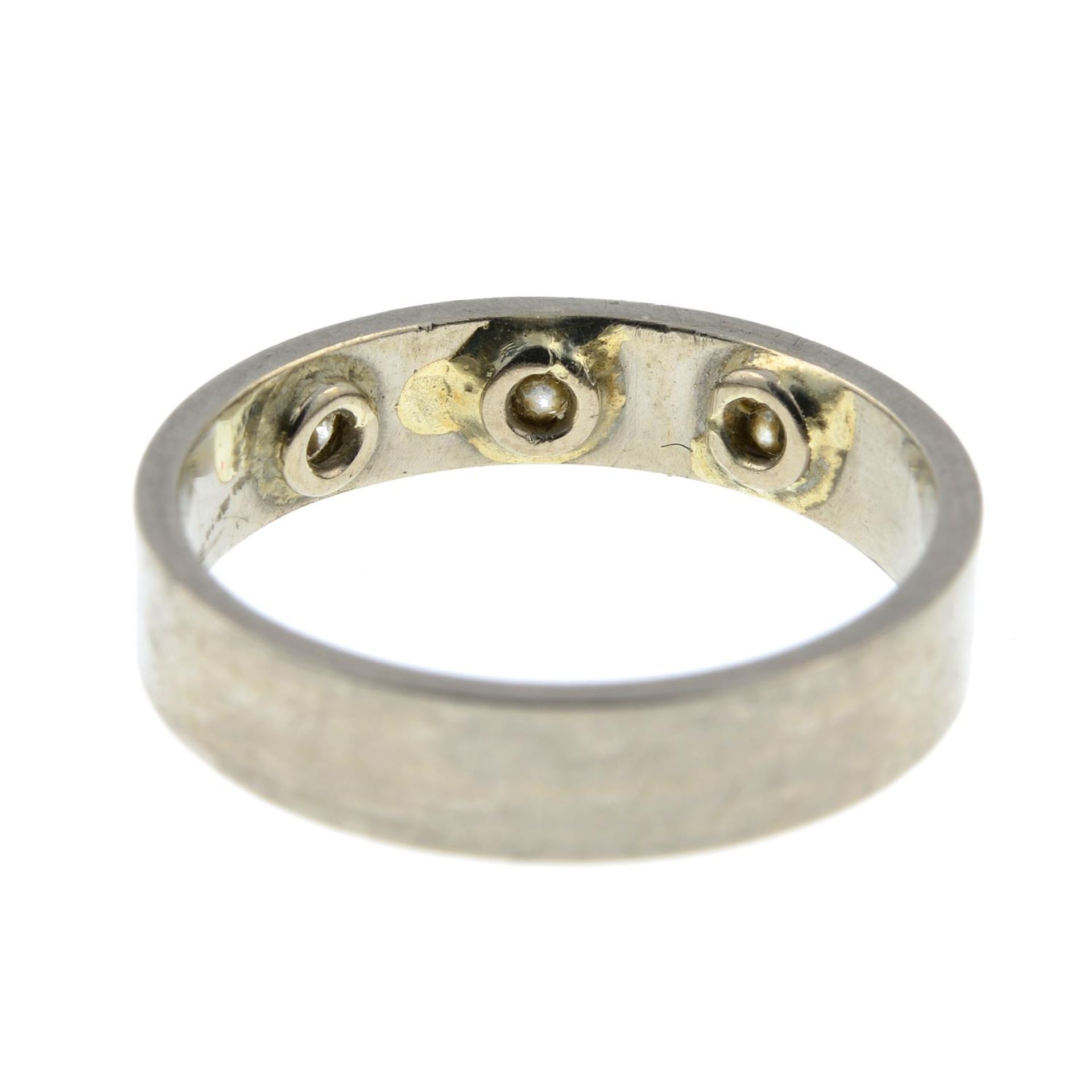 An 18ct gold diamond band ring.Estimated total diamond weight 0.30cts.Hallmarks for London. - Bild 3 aus 3