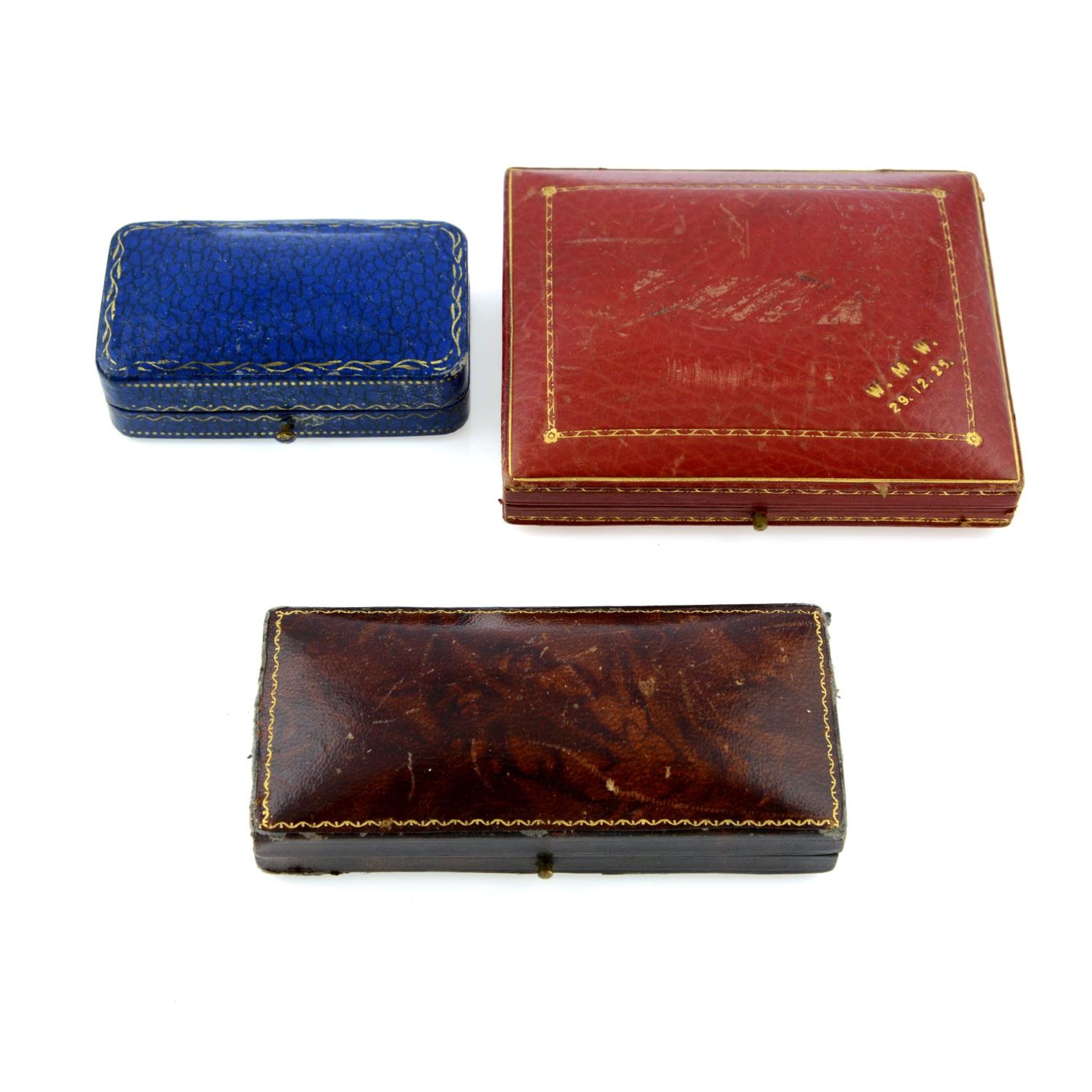 A quantity of antique and vintage jewellery boxes.