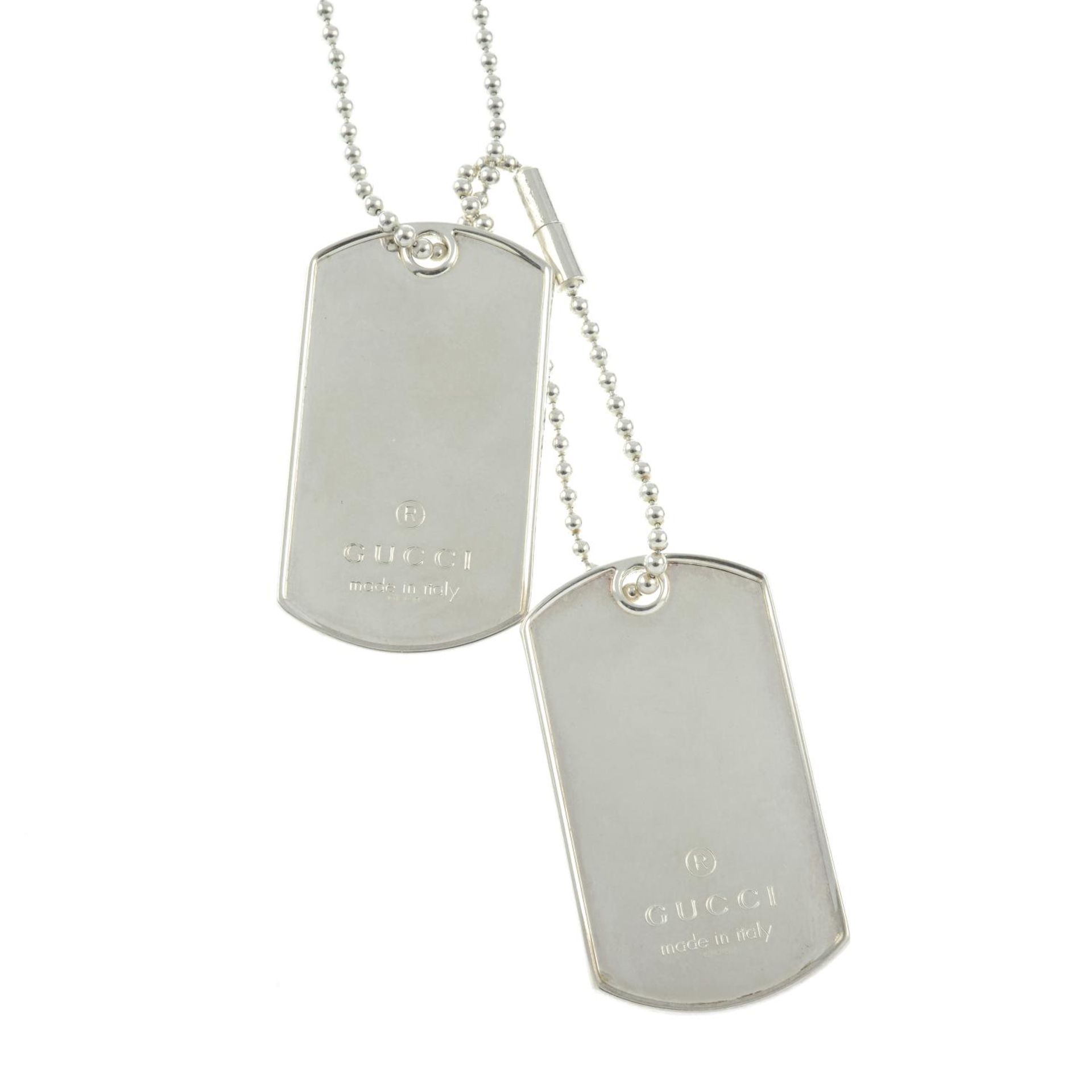 A silver dog tag and ball-chain necklace, by Gucci.Signed Gucci.