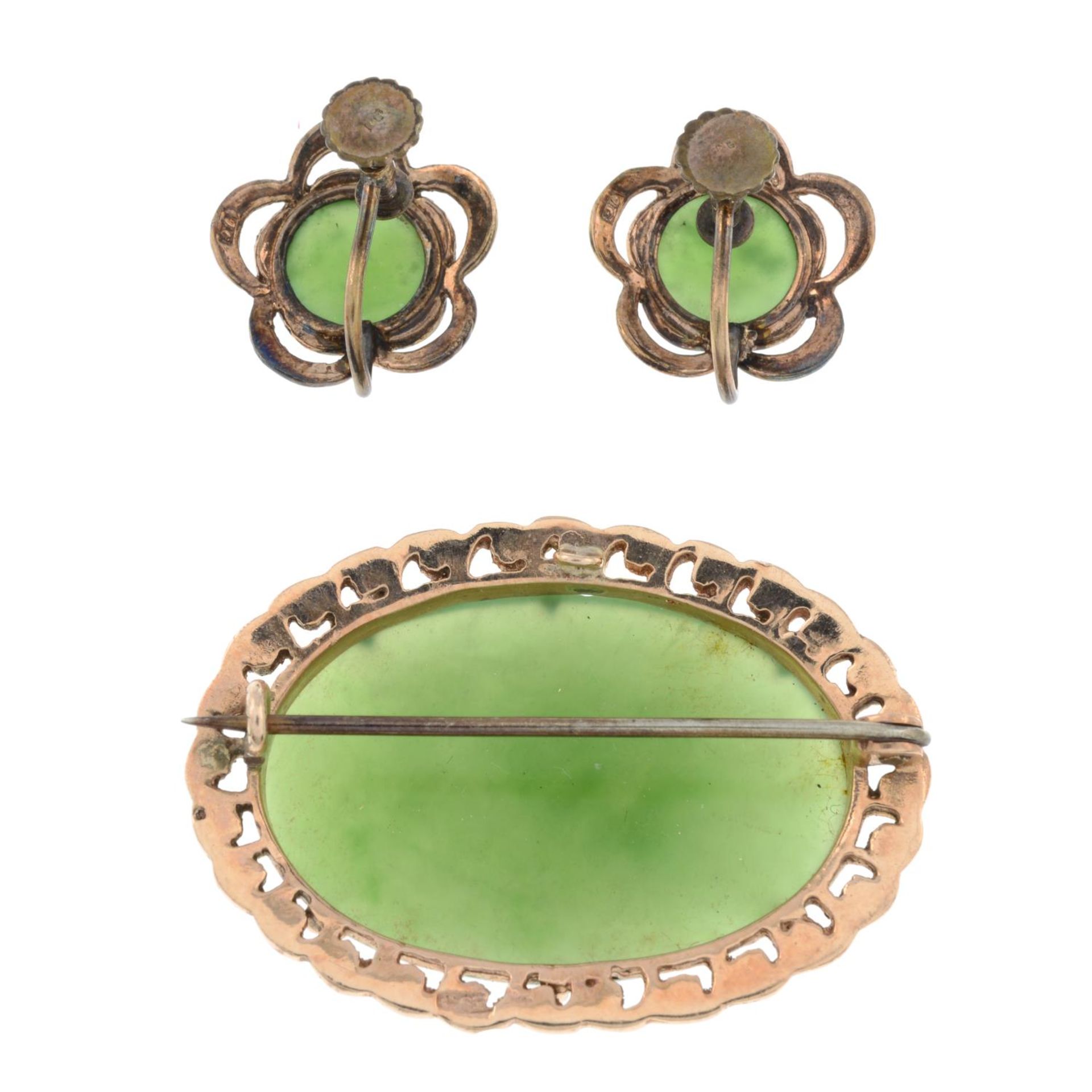 A jade brooch and a pair of jade earrings. - Bild 2 aus 5