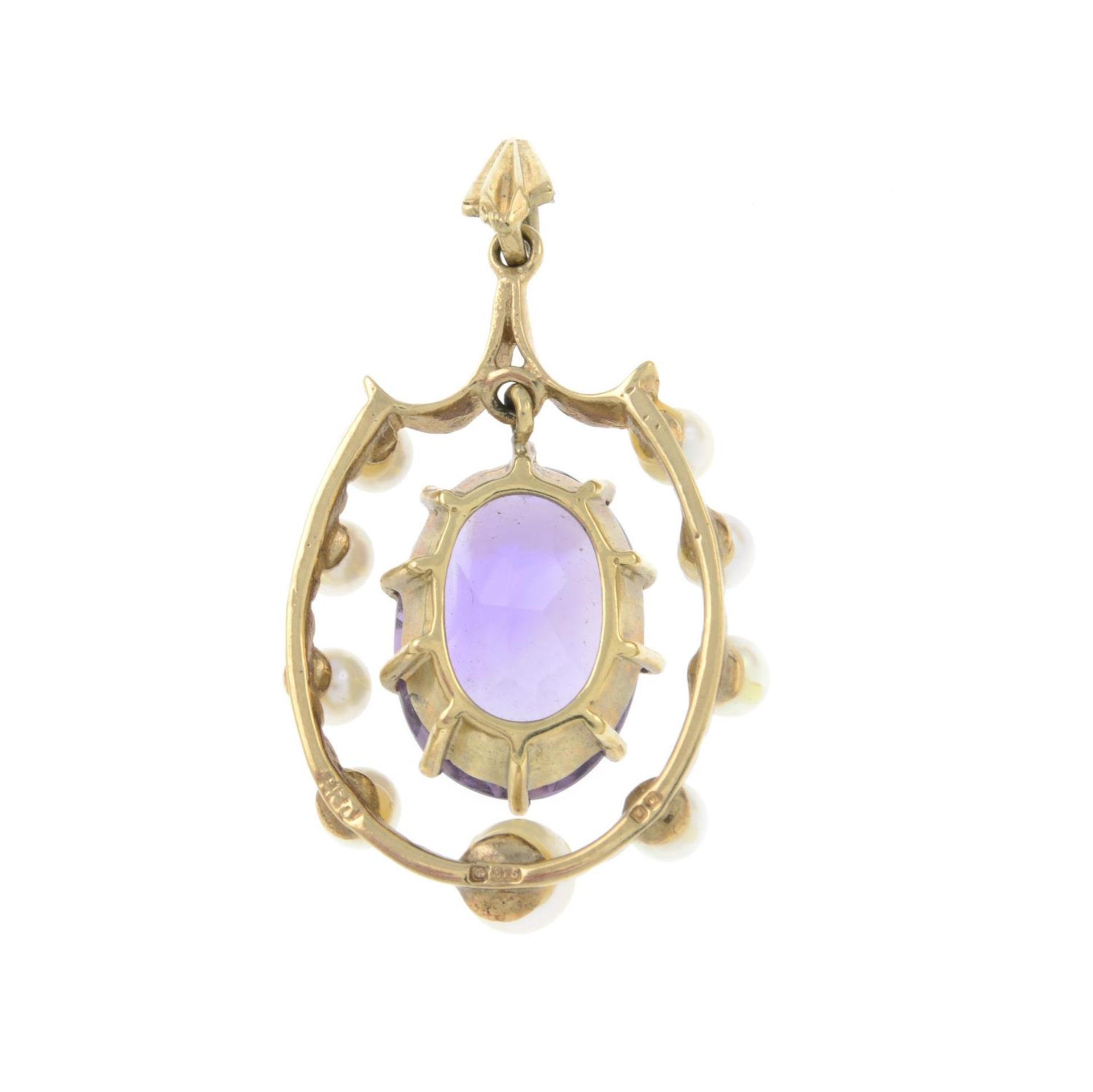 A 1980s 9ct gold amethyst and cultured pearl pendant.Hallmarks for London, 1986. - Bild 2 aus 2