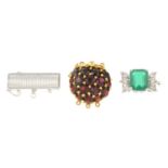 18ct gold garnet cluster clasp, import marks for 18ct gold, length 2.5cms, 12.5gms.