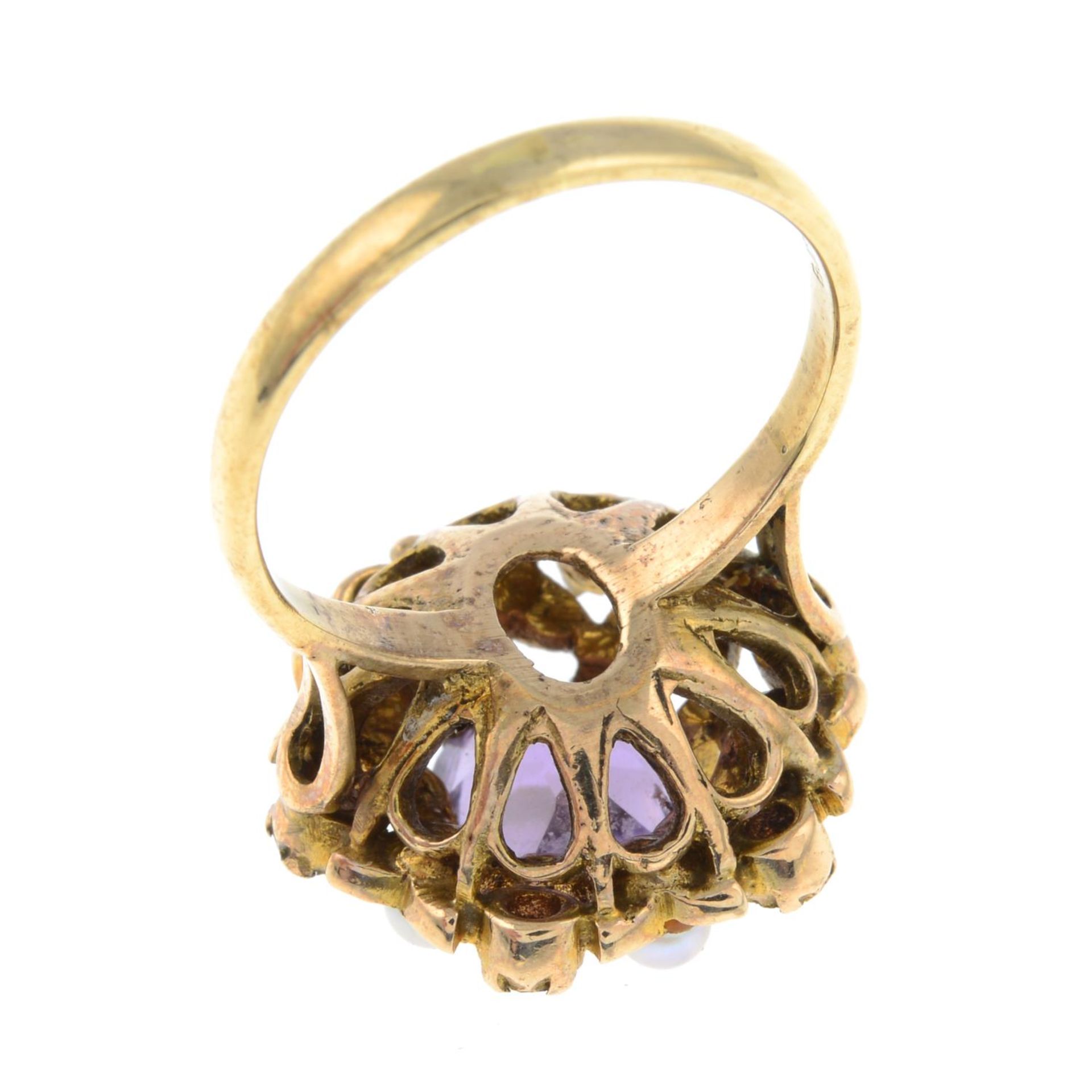 A 1960s 9ct gold amethyst and cultured pearl cluster ring.Hallmarks for London, 1965. - Bild 3 aus 3