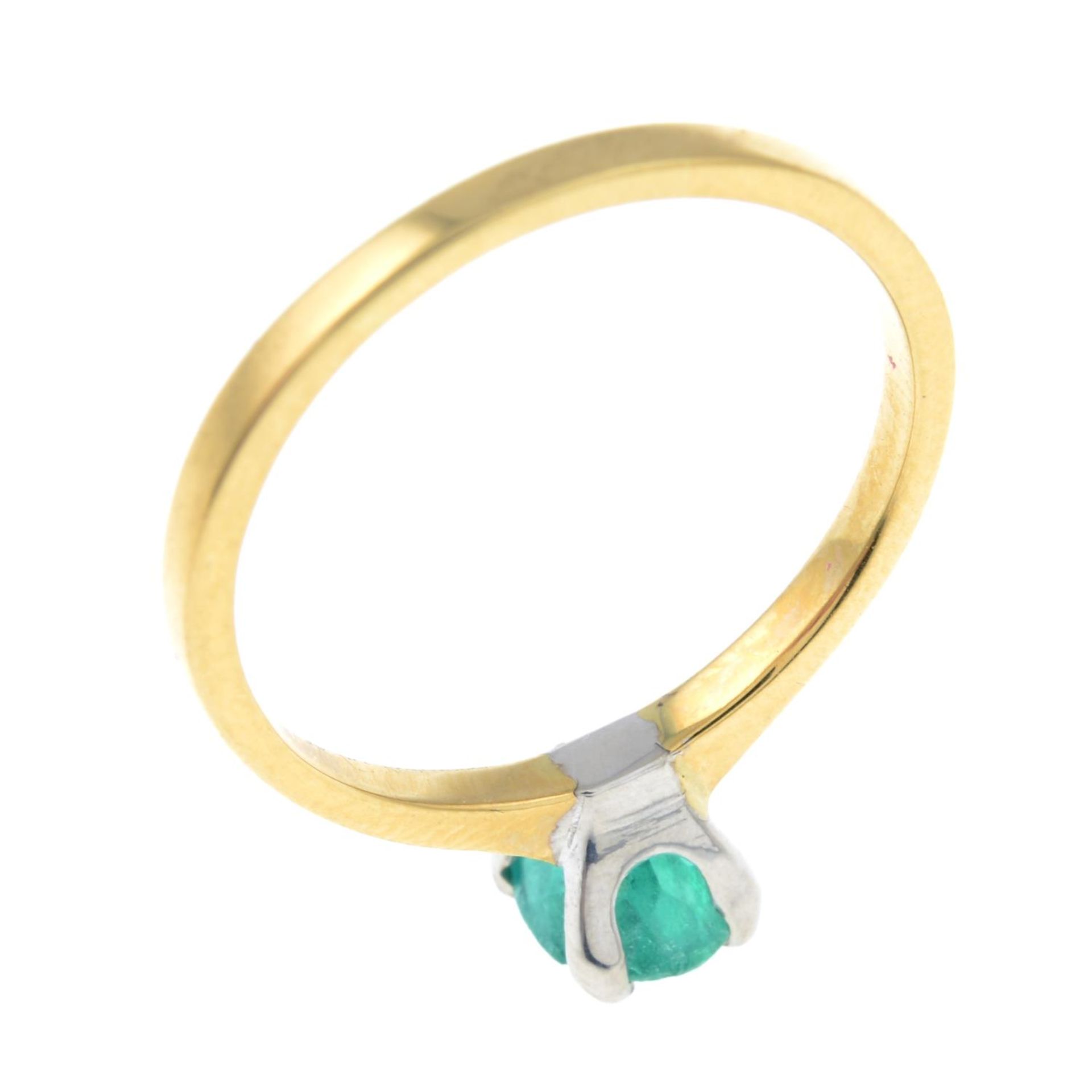 An 18ct gold emerald single-stone ring.Hallmarks for Sheffield, partially indistinct. - Bild 3 aus 3