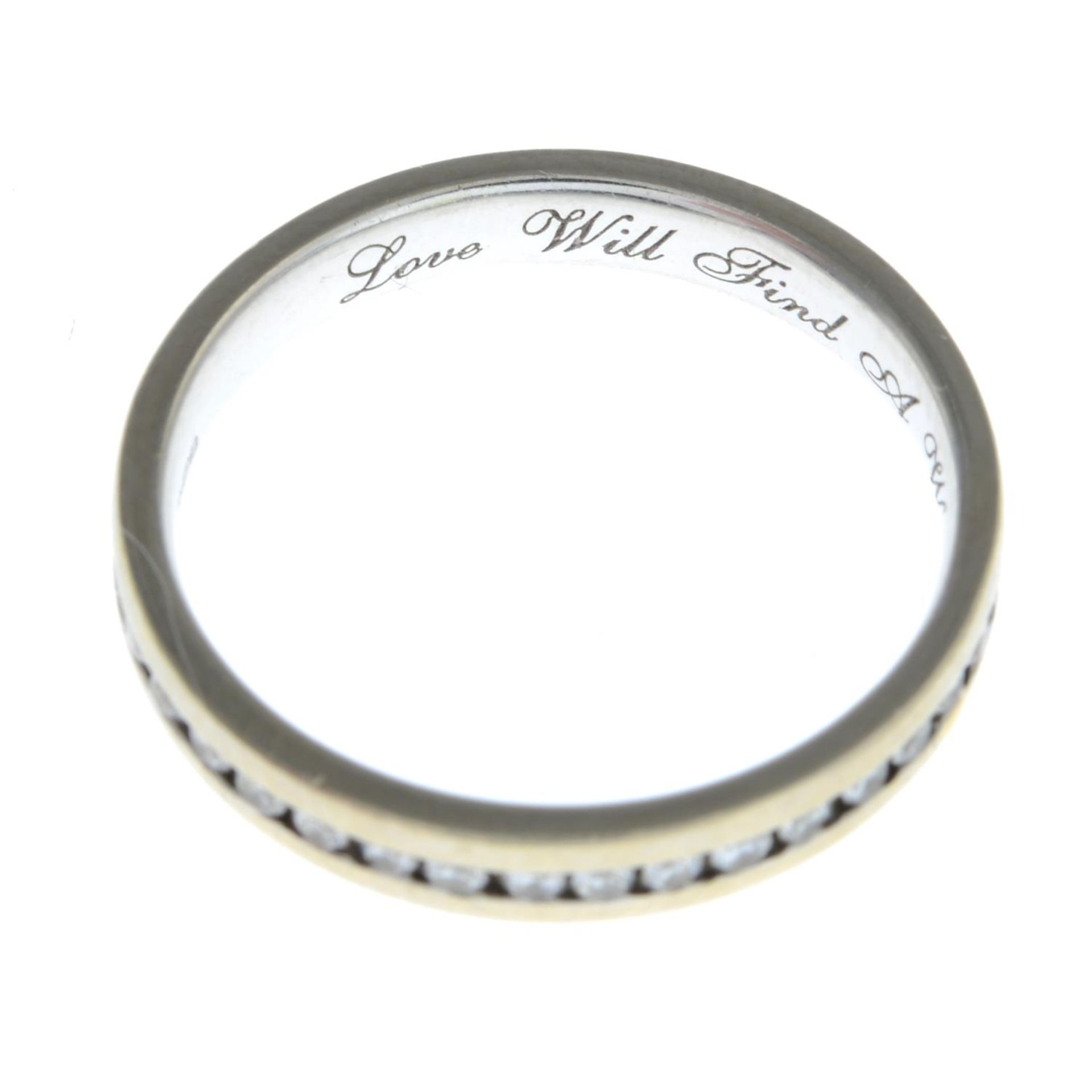 An 18ct gold brilliant-cut diamond full eternity ring.Estimated total diamond weight - Bild 2 aus 2