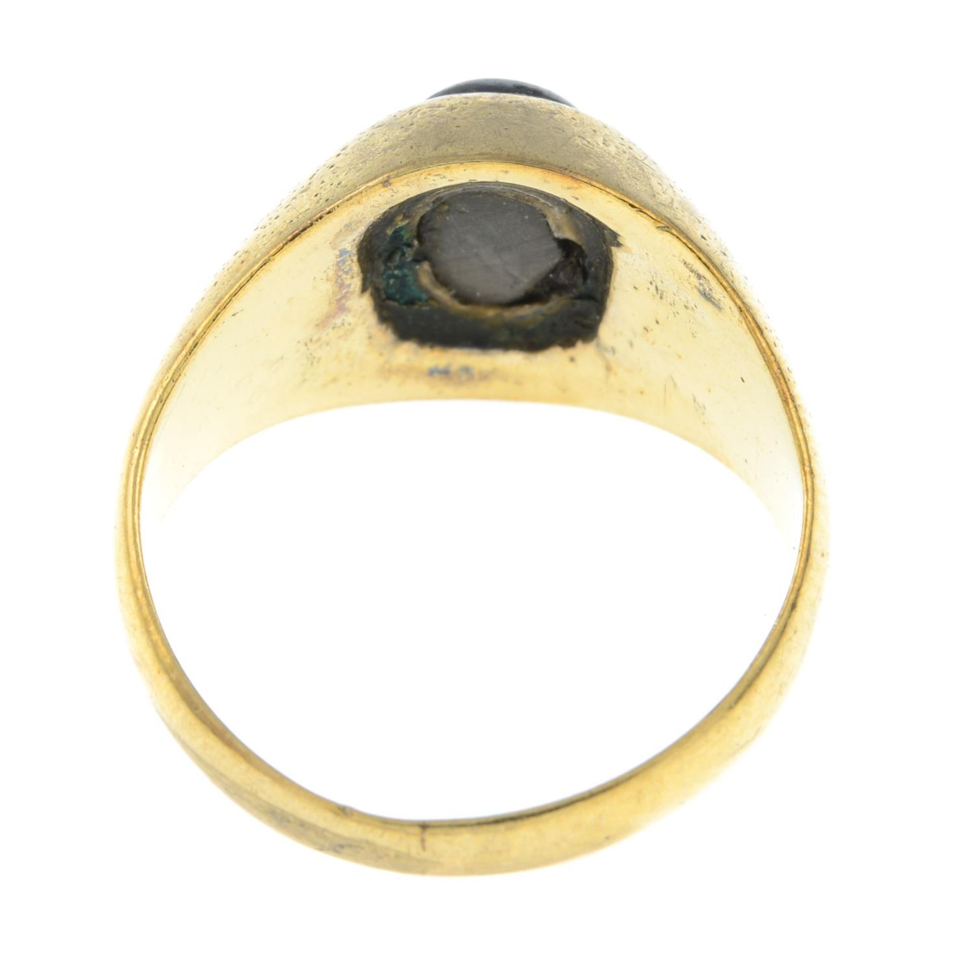 A black star sapphire single-stone ring.Stamped 18K. - Bild 3 aus 3