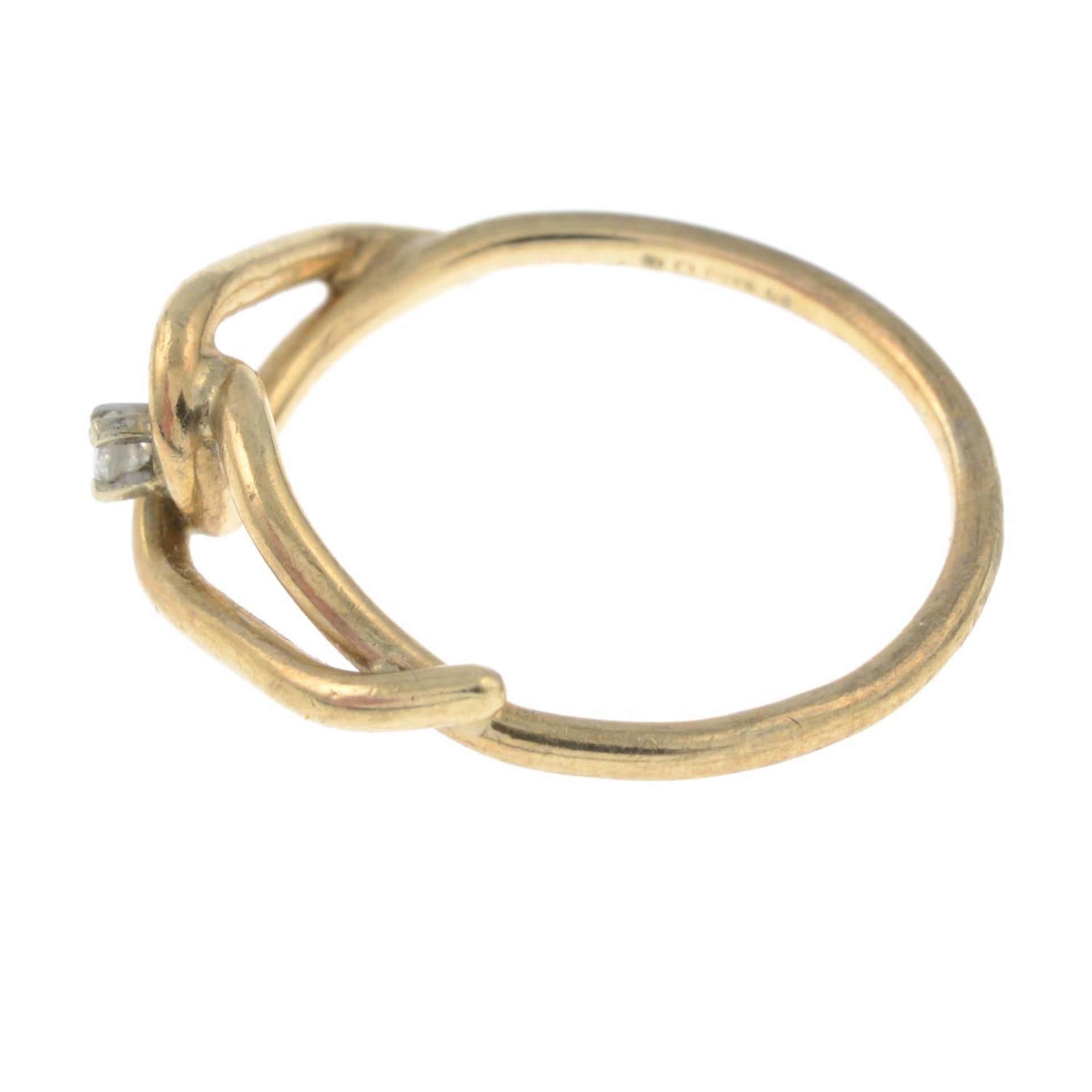 A 9ct gold diamond ring, with openwork shoulders.Hallmarks for 9ct gold. - Bild 2 aus 3