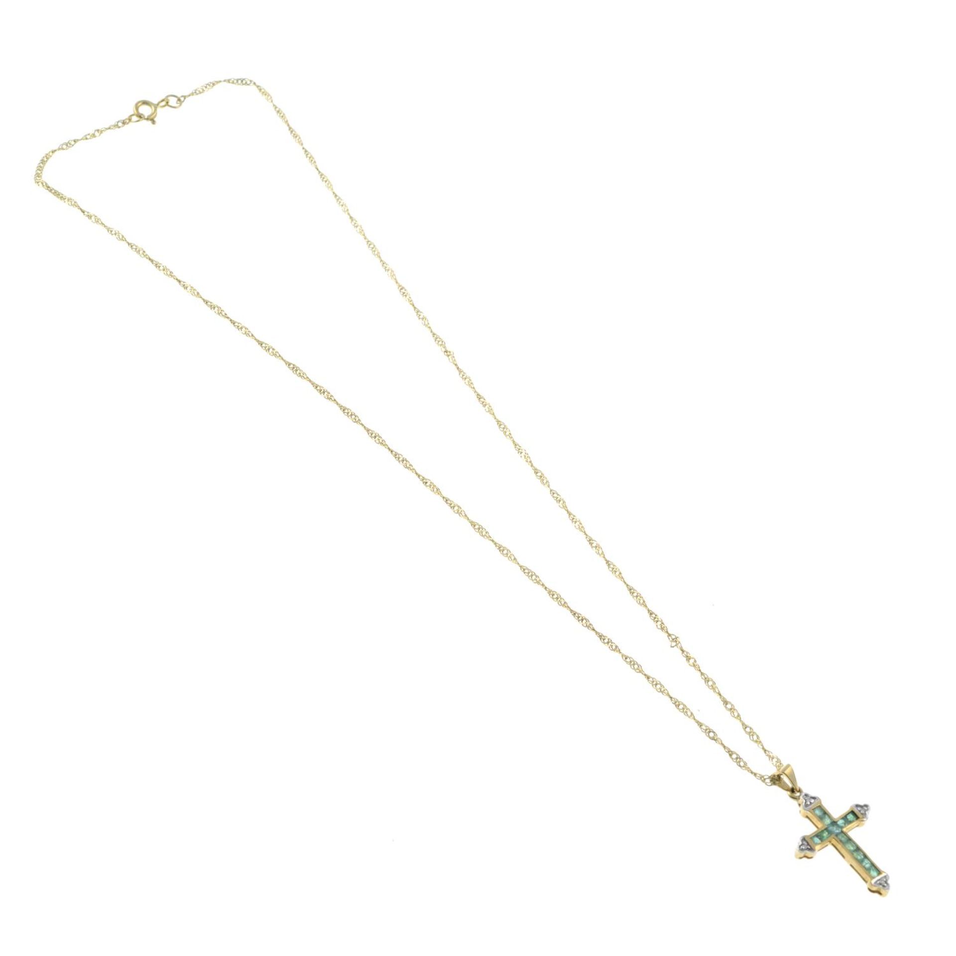 A 9ct gold emerald and diamond cross pendant, with 9ct gold chain.Hallmarks for 9ct gold. - Bild 3 aus 3