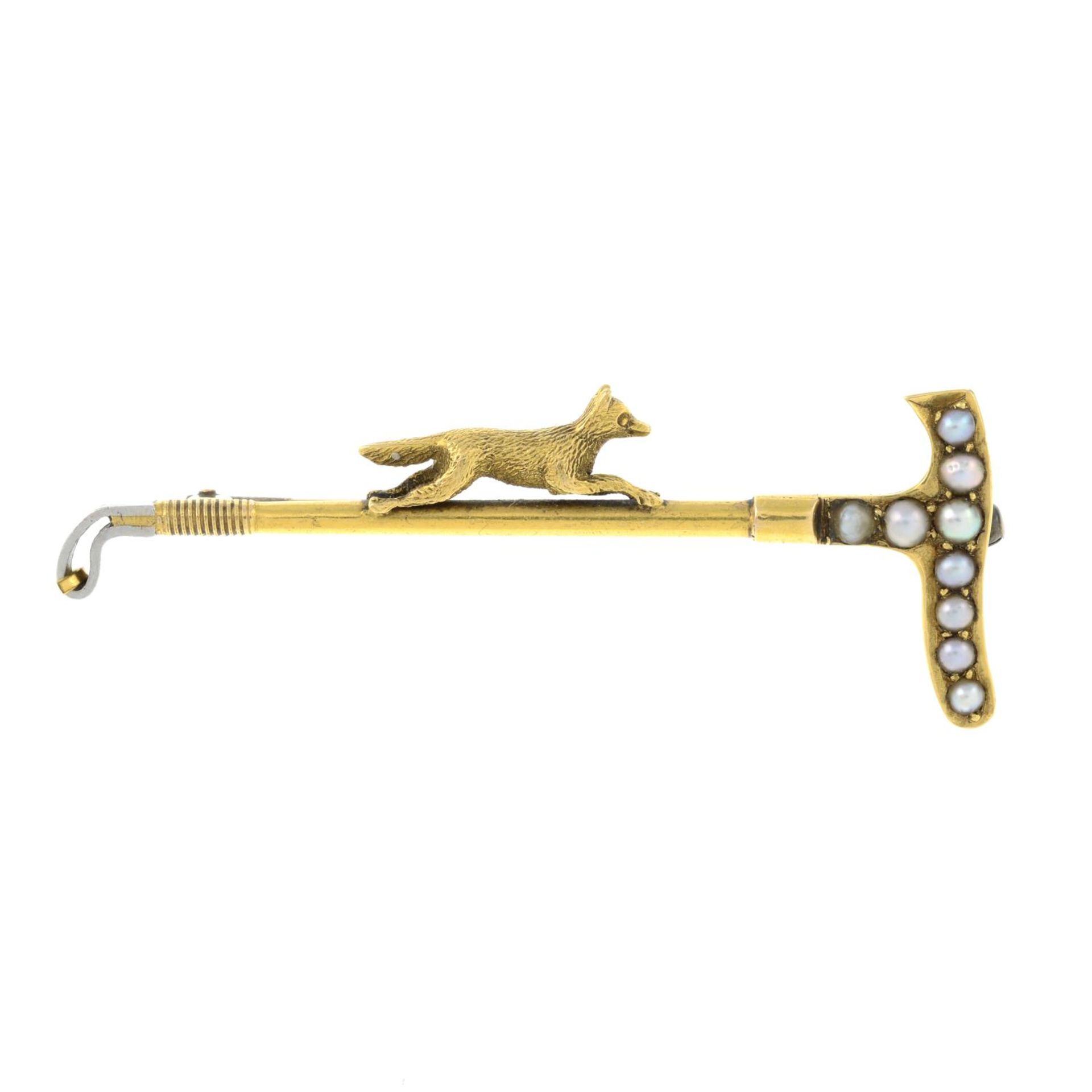 A split pearl riding crop and fox brooch.Length 5.2cms.