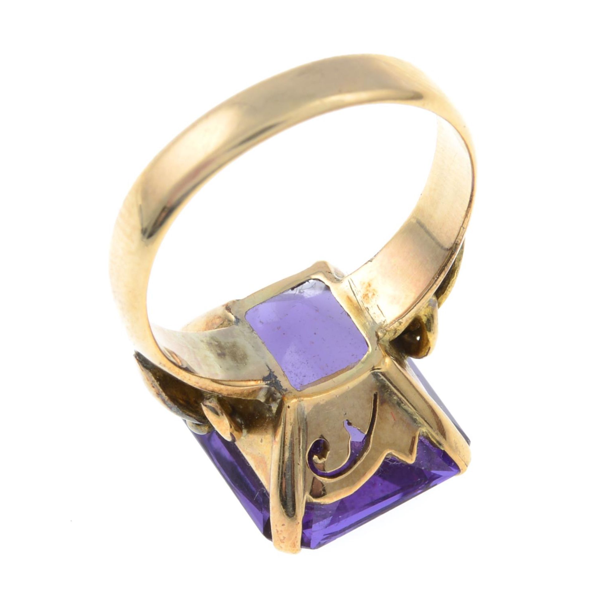 A synthetic colour-change sapphire single-stone ring.Stamped 14K. - Bild 3 aus 3