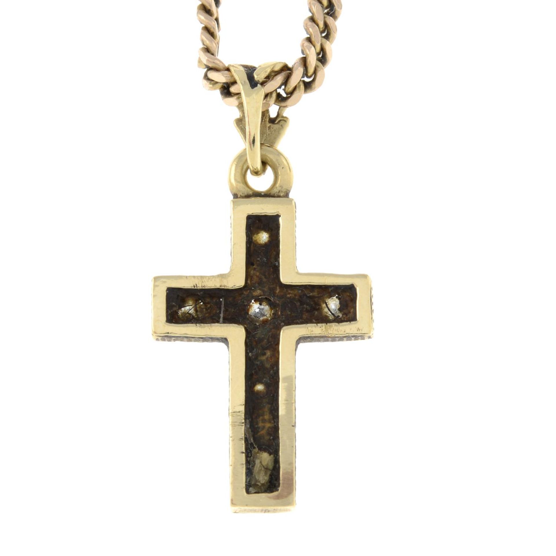 A brilliant-cut diamond cross pendant, - Bild 2 aus 3