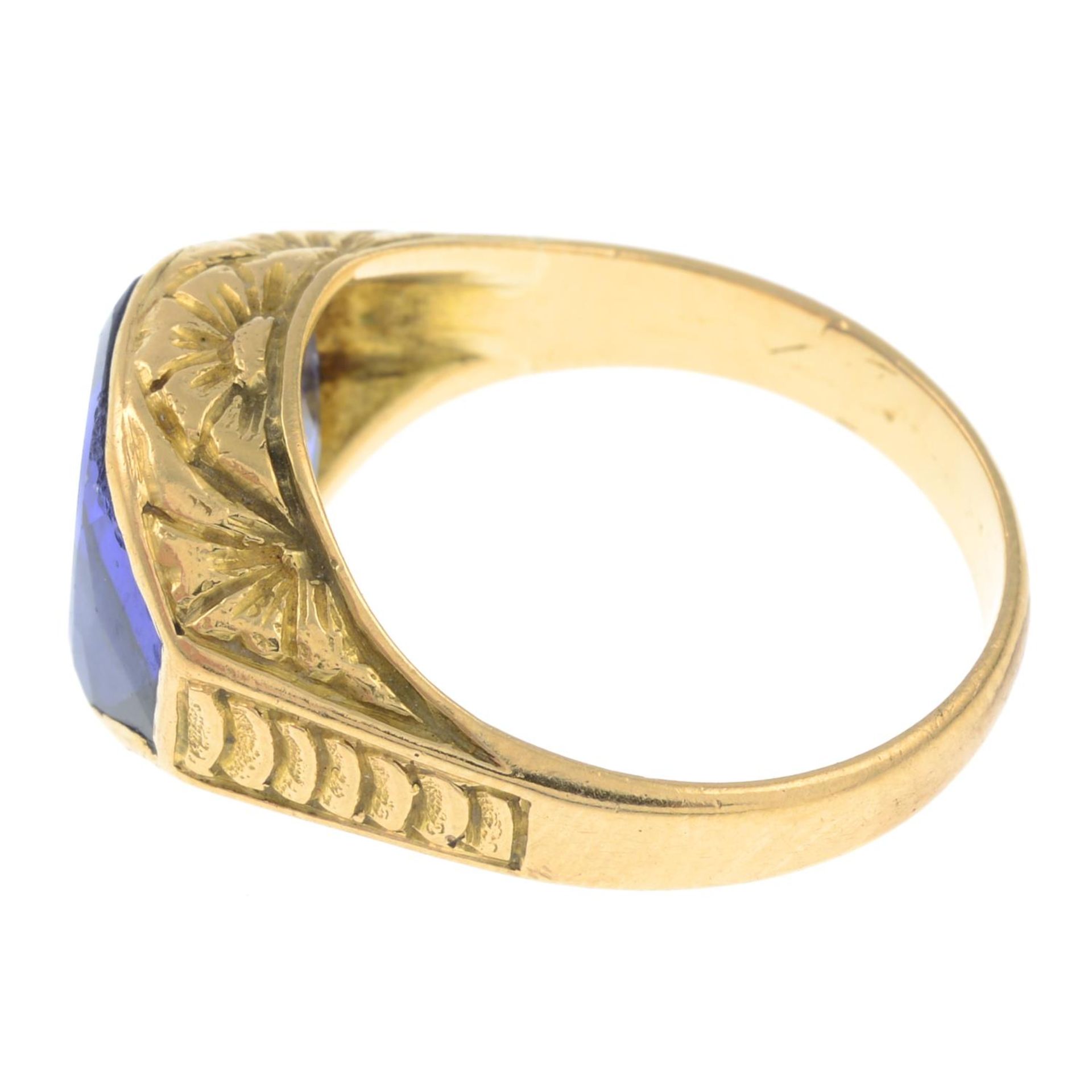 A synthetic sapphire dress ring, with embossed gallery.Ring size P. - Bild 2 aus 3