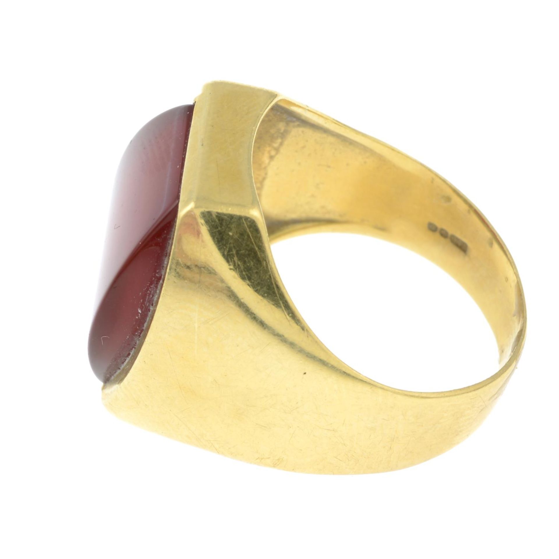 An 18ct gold carnelian signet ring.Import marks for 18ct gold. - Image 2 of 3