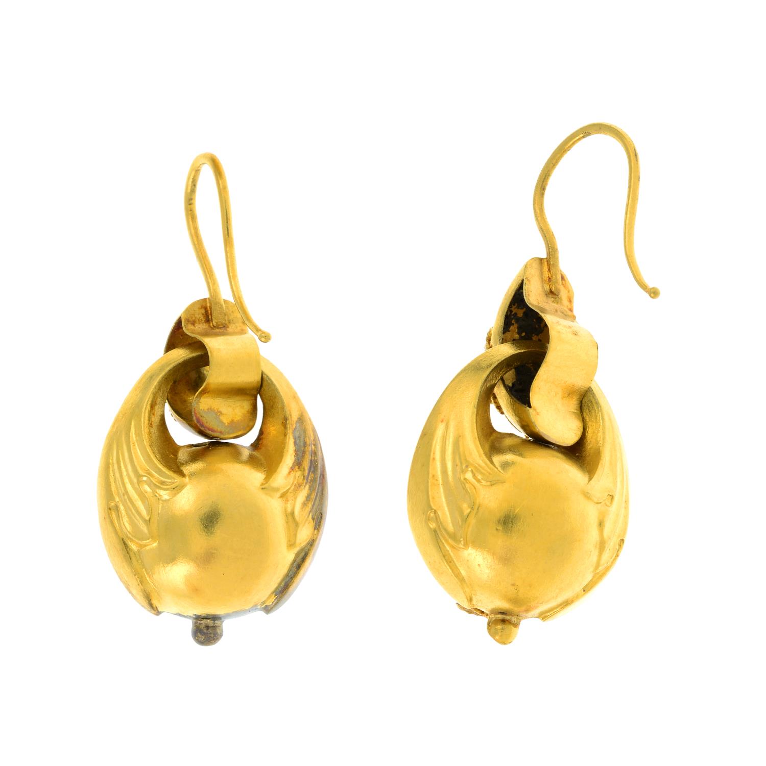 A pair of mid 19th century gold emerald drop earrings.Length 3.5cms. - Bild 2 aus 2