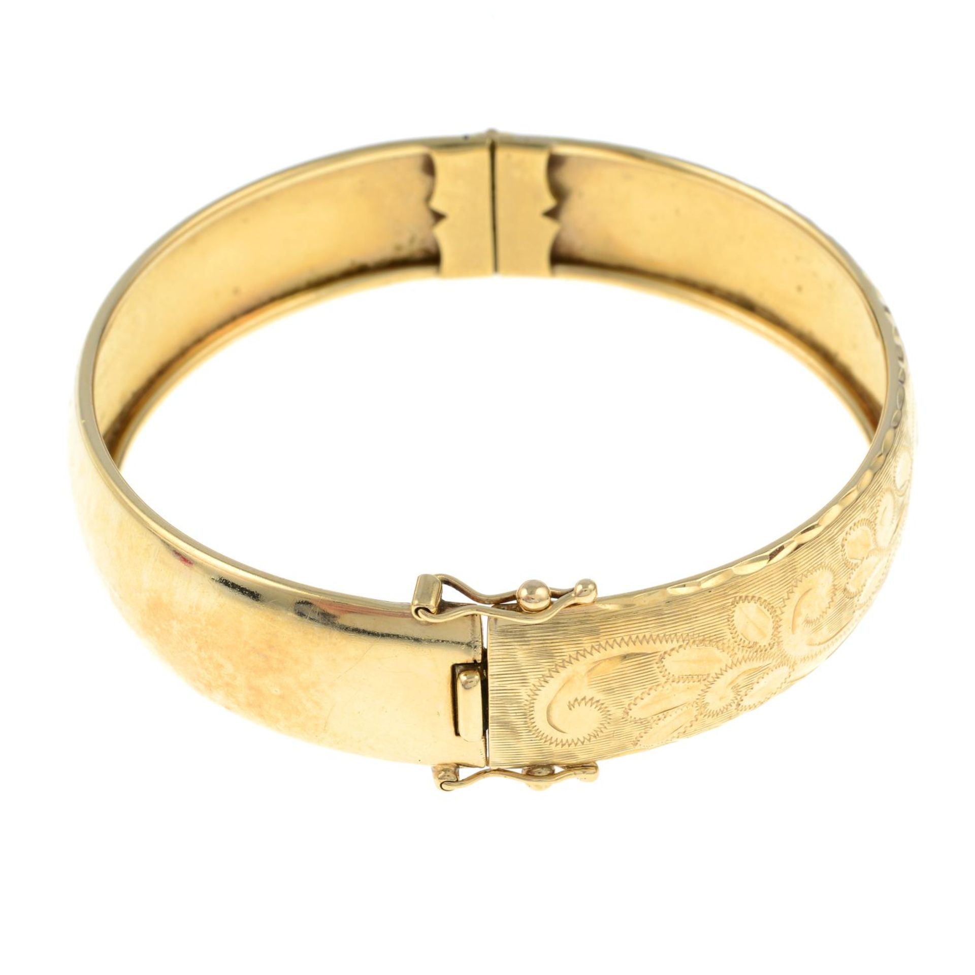 A 9ct gold engraved bangle.Hallmarks for London. - Bild 2 aus 2